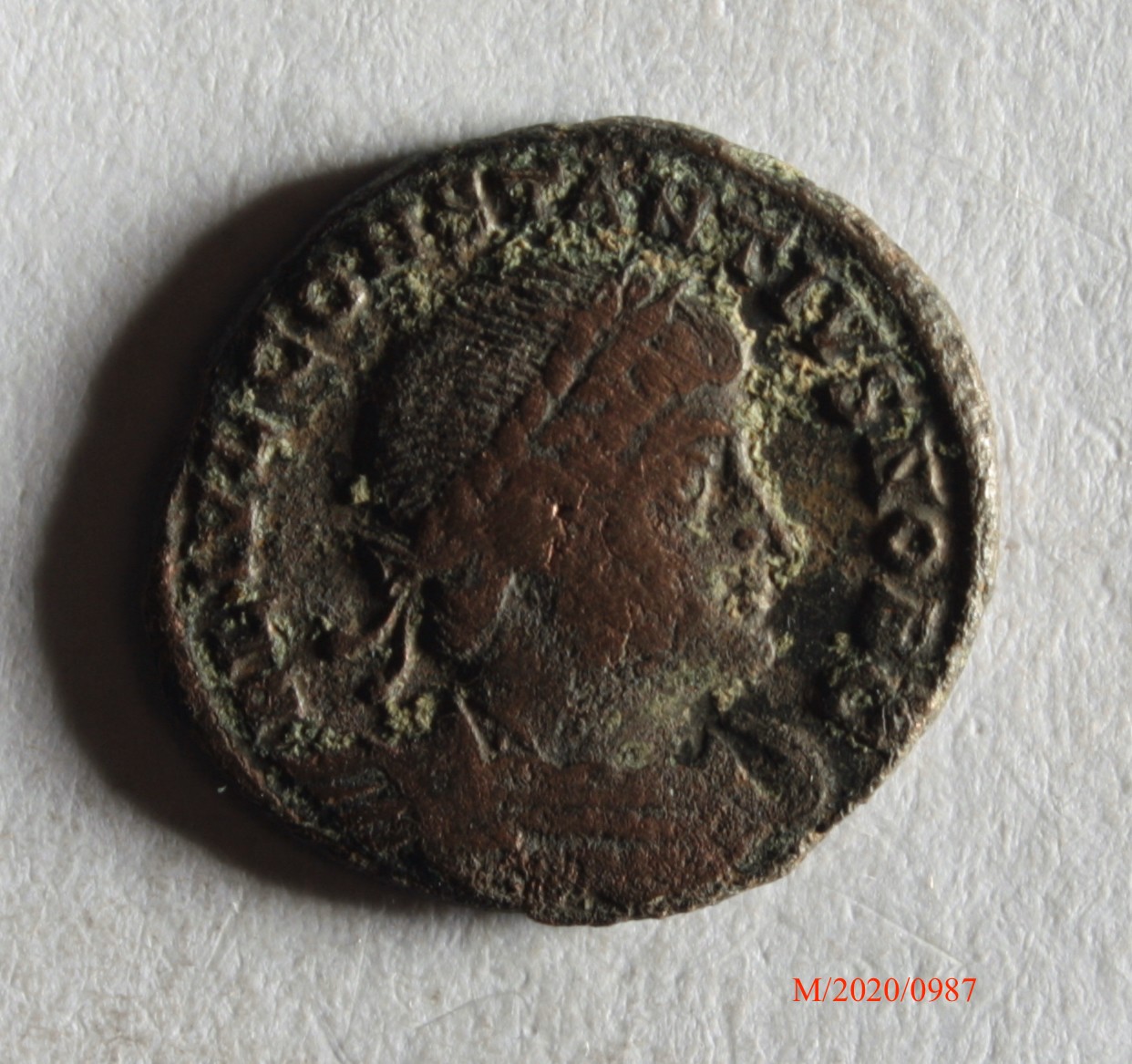 Römische Münze, Nominal Follis, Prägeherr Constantinus I., Prägeort Antiochia, Original (Museumsgesellschaft Bad Dürkheim e.V. CC BY-NC-SA)