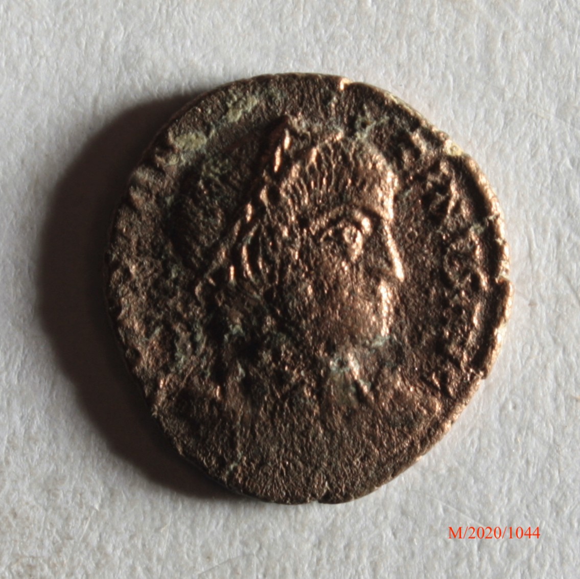 Römische Münze, Nominal Follis, Prägeherr Constantinus II., Prägeort Arles, Original (Museumsgesellschaft Bad Dürkheim e.V. CC BY-NC-SA)