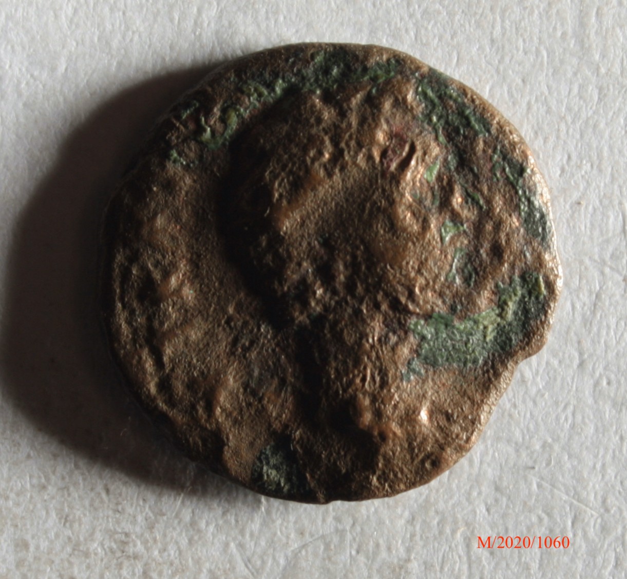 Römische Münze, Nominal Bronzemünze, Prägeherr Antoninus Pius, Prägeort Metropolis, Original (Museumsgesellschaft Bad Dürkheim e.V. CC BY-NC-SA)