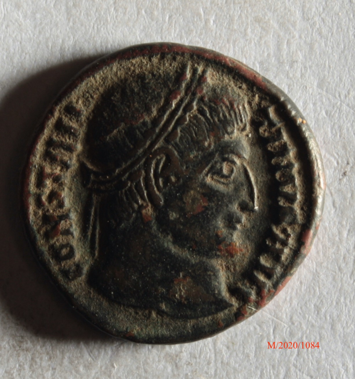 Römische Münze, Nominal Follis, Prägeherr Constantinus I., Prägeort Thessaloniki, Original (Museumsgesellschaft Bad Dürkheim e.V. CC BY-NC-SA)
