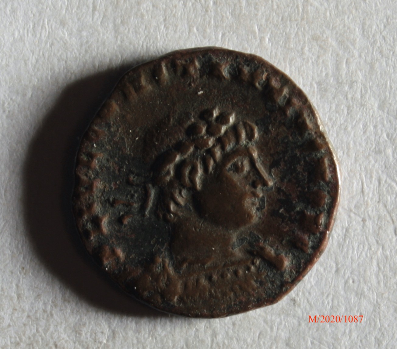 Römische Münze, Nominal Follis, Prägeherr Constantinus I., Prägeort Alexandria, Original (Museumsgesellschaft Bad Dürkheim e.V. CC BY-NC-SA)