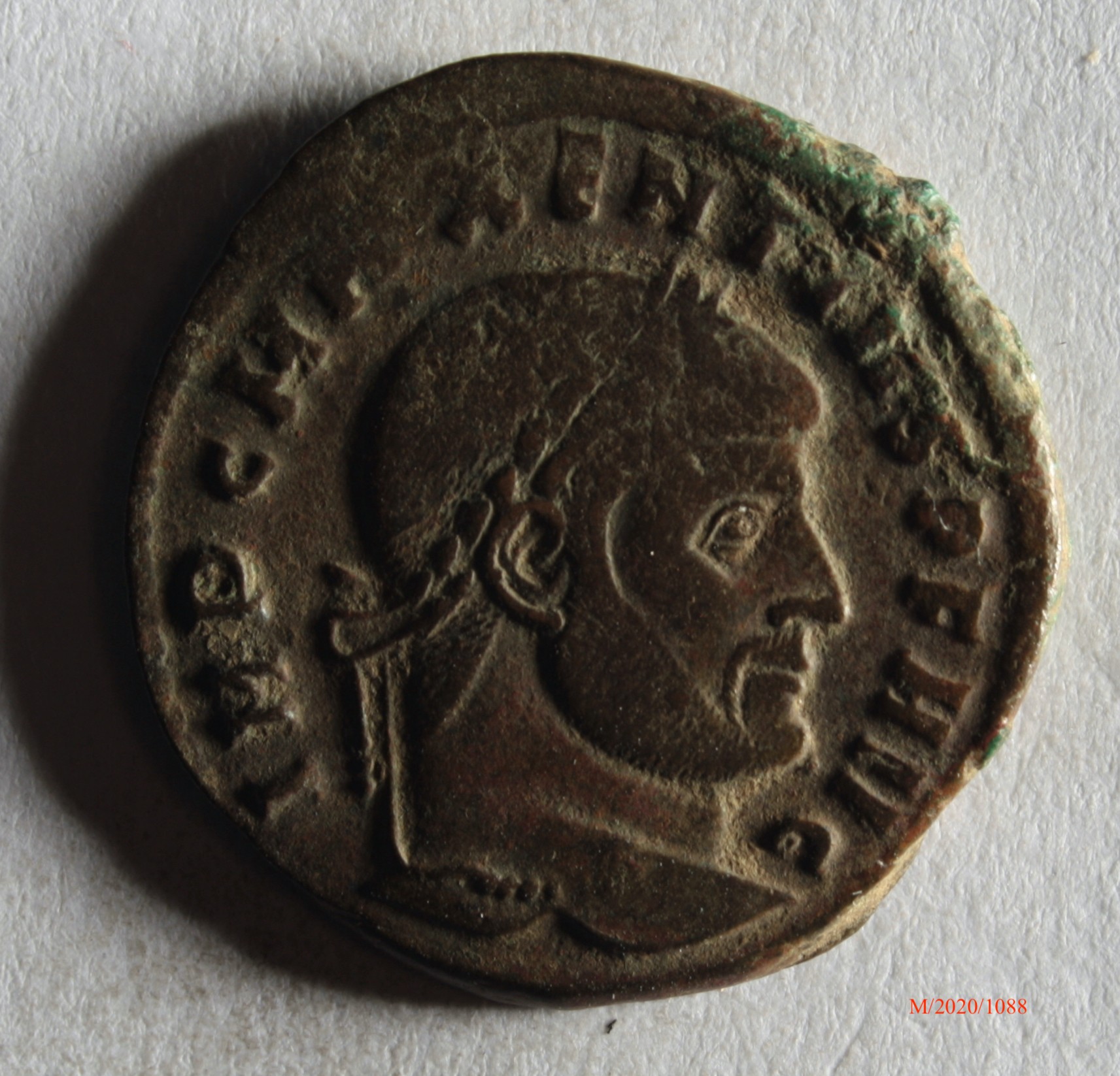 Römische Münze, Nominal Follis, Prägeherr Maxentius, Prägeort Rom, Original (Museumsgesellschaft Bad Dürkheim e.V. CC BY-NC-SA)