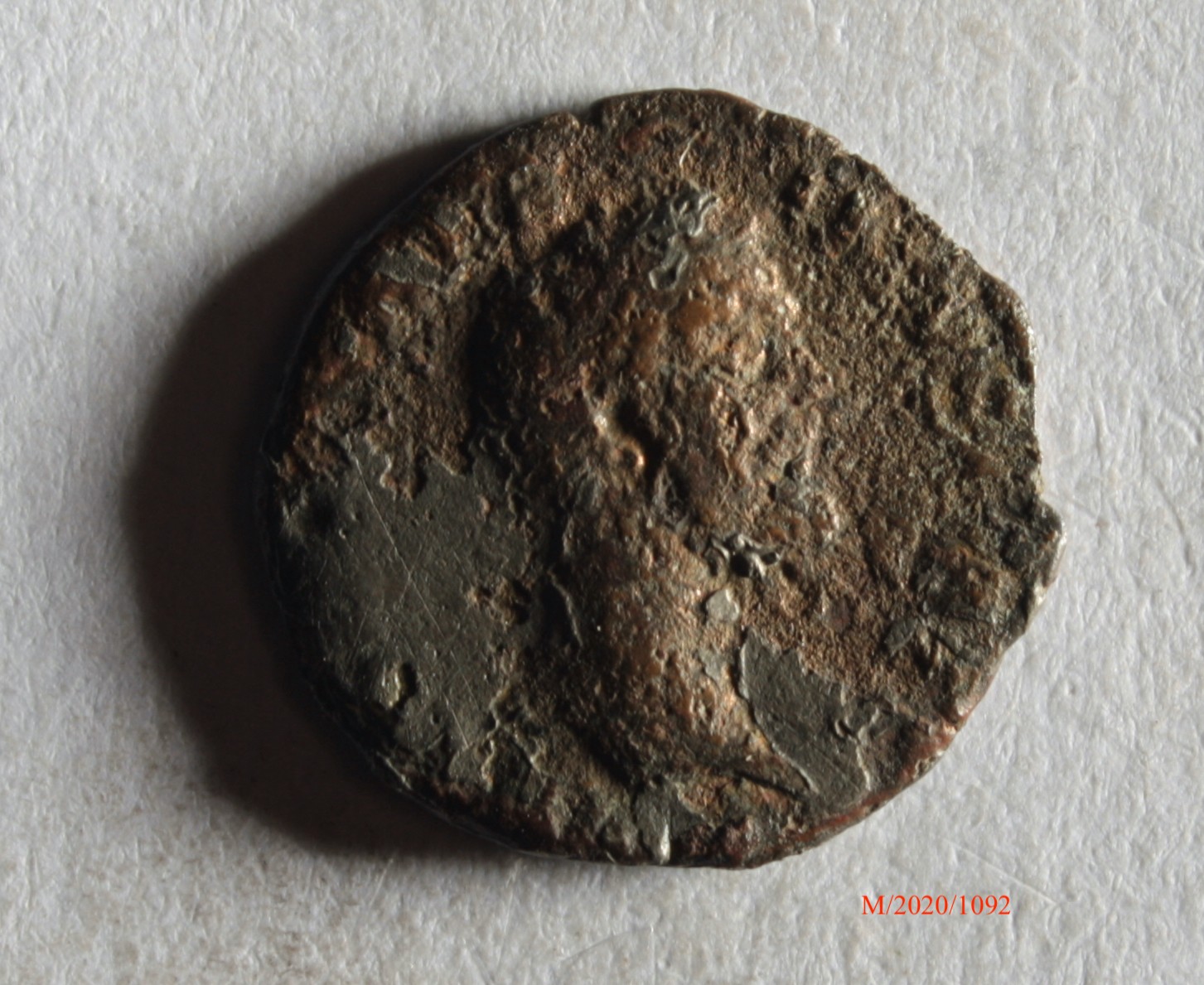 Römische Münze, Nominal Denar, Prägeherr Antoninus Pius, Prägeort nicht bestimmbar, Fälschung (Museumsgesellschaft Bad Dürkheim e.V. CC BY-NC-SA)