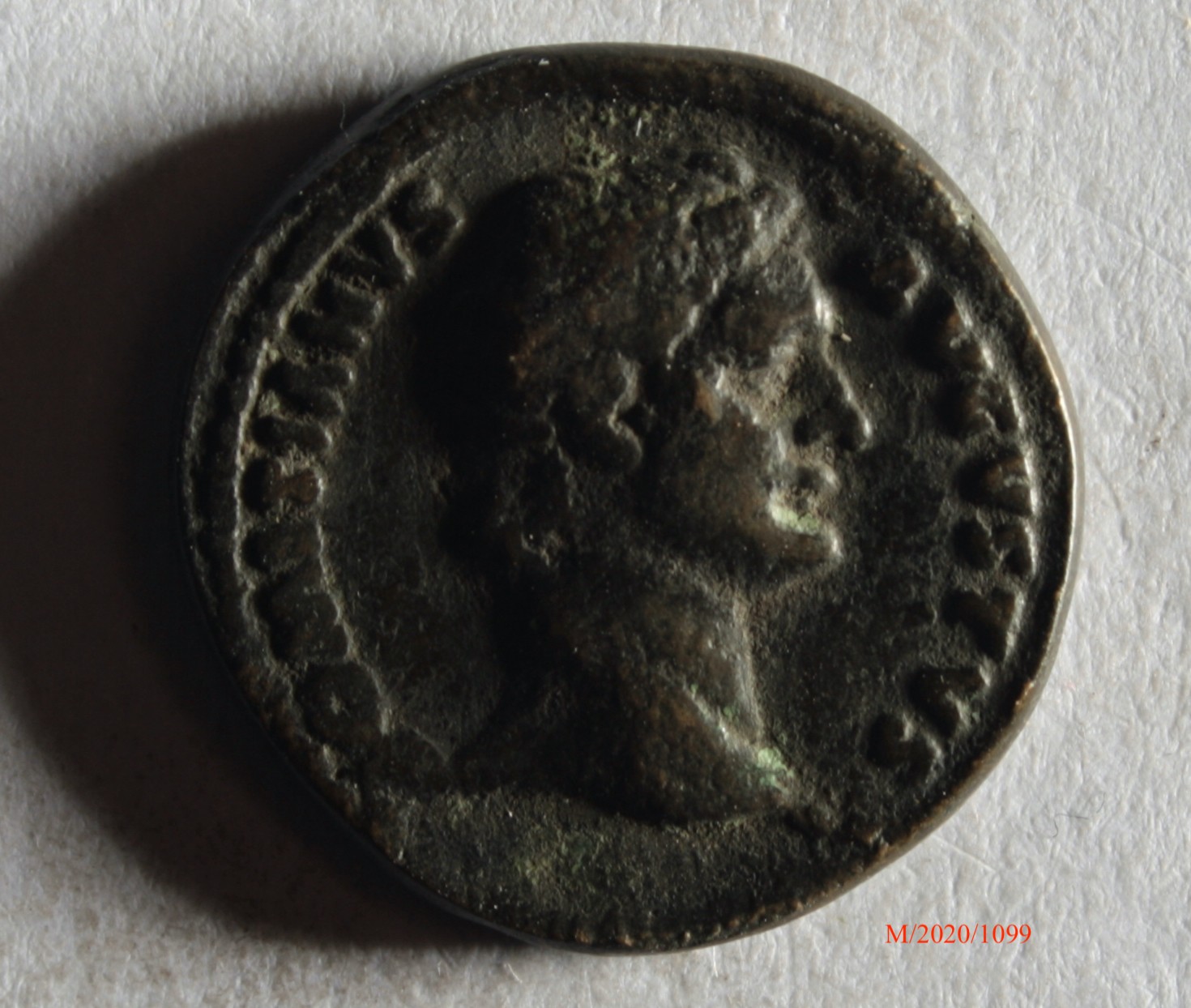 Römische Münze, Nominal Denar, Prägeherr Domitianus, Prägeort nicht bestimmbar, Fälschung (Museumsgesellschaft Bad Dürkheim e.V. CC BY-NC-SA)