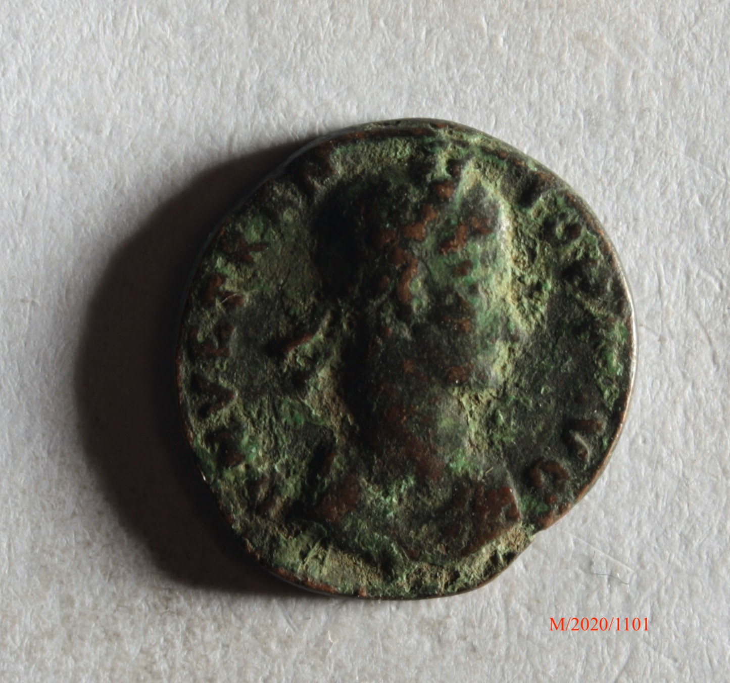 Römische Münze, Nominal Centenionalis, Prägeherr Vetranio, Prägeort nicht bestimmbar, Fälschung (Museumsgesellschaft Bad Dürkheim e.V. CC BY-NC-SA)