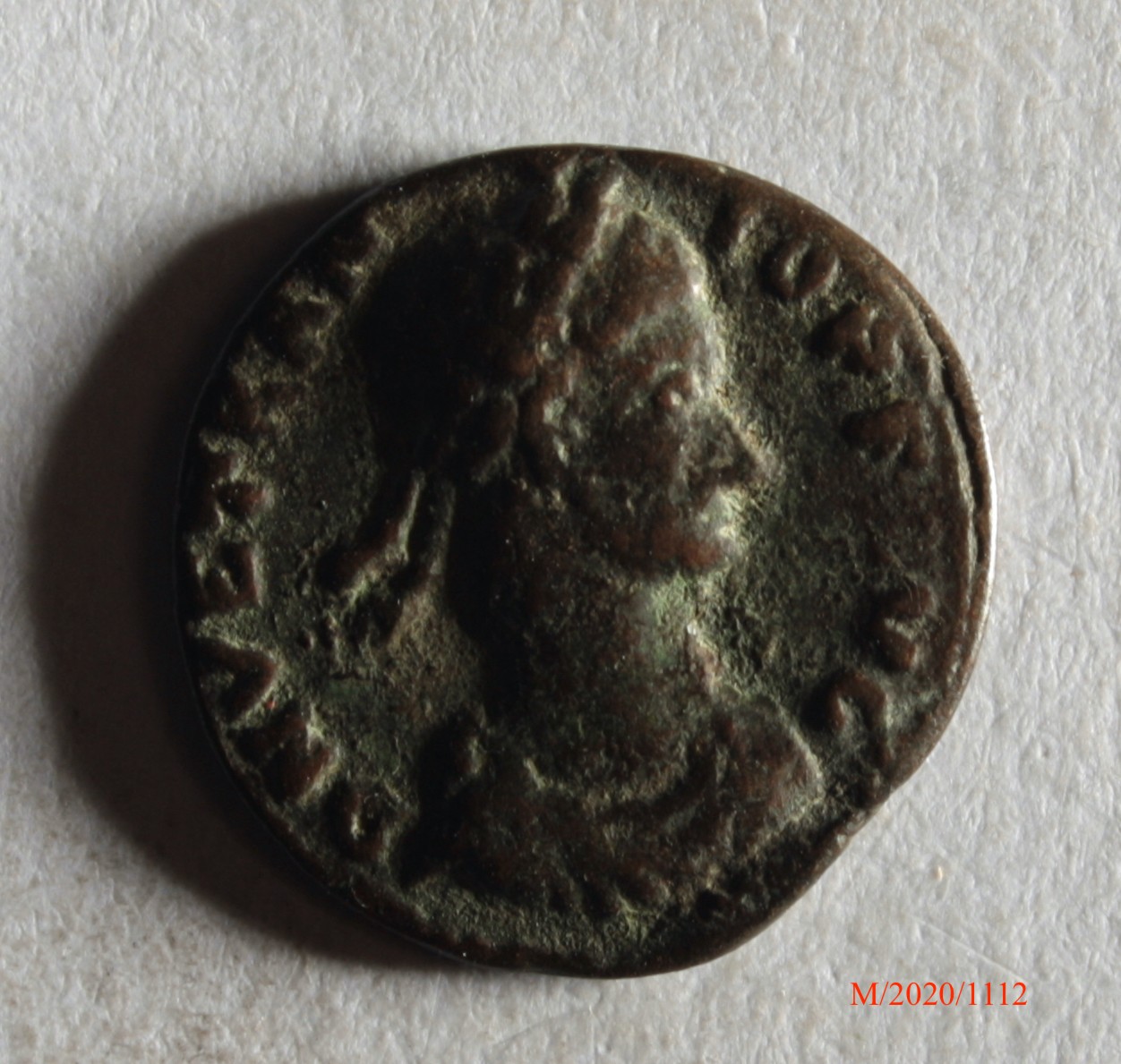 Römische Münze, Nominal Centenionalis, Prägeherr Vetranio, Prägeort nicht bestimmbar, Fälschung (Museumsgesellschaft Bad Dürkheim e.V. CC BY-NC-SA)