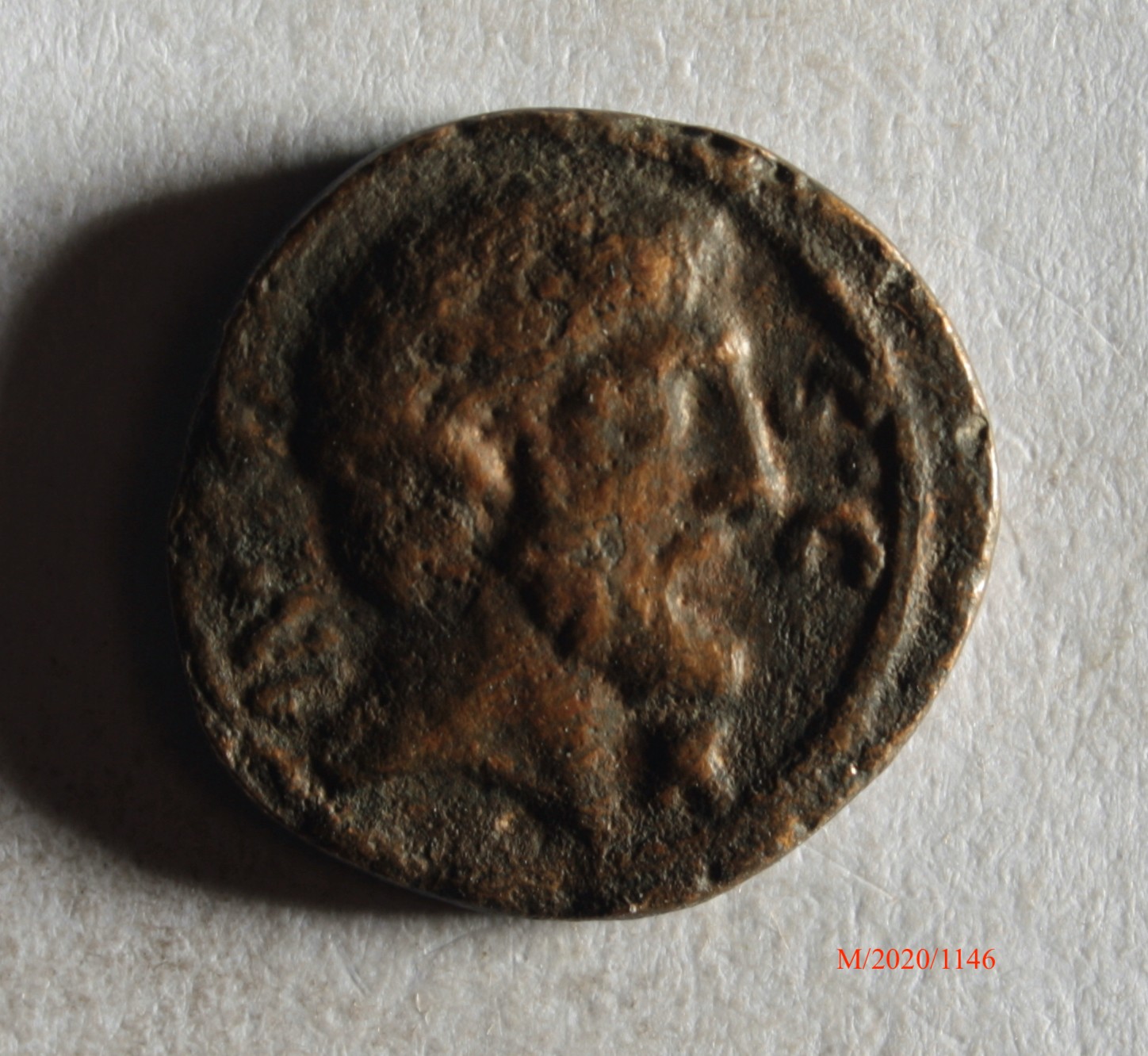 Römische Münze, Nominal Denar, Prägeherr T. Vettius Sabinus, Prägeort nicht bestimmbar, Fälschung (Museumsgesellschaft Bad Dürkheim e.V. CC BY-NC-SA)