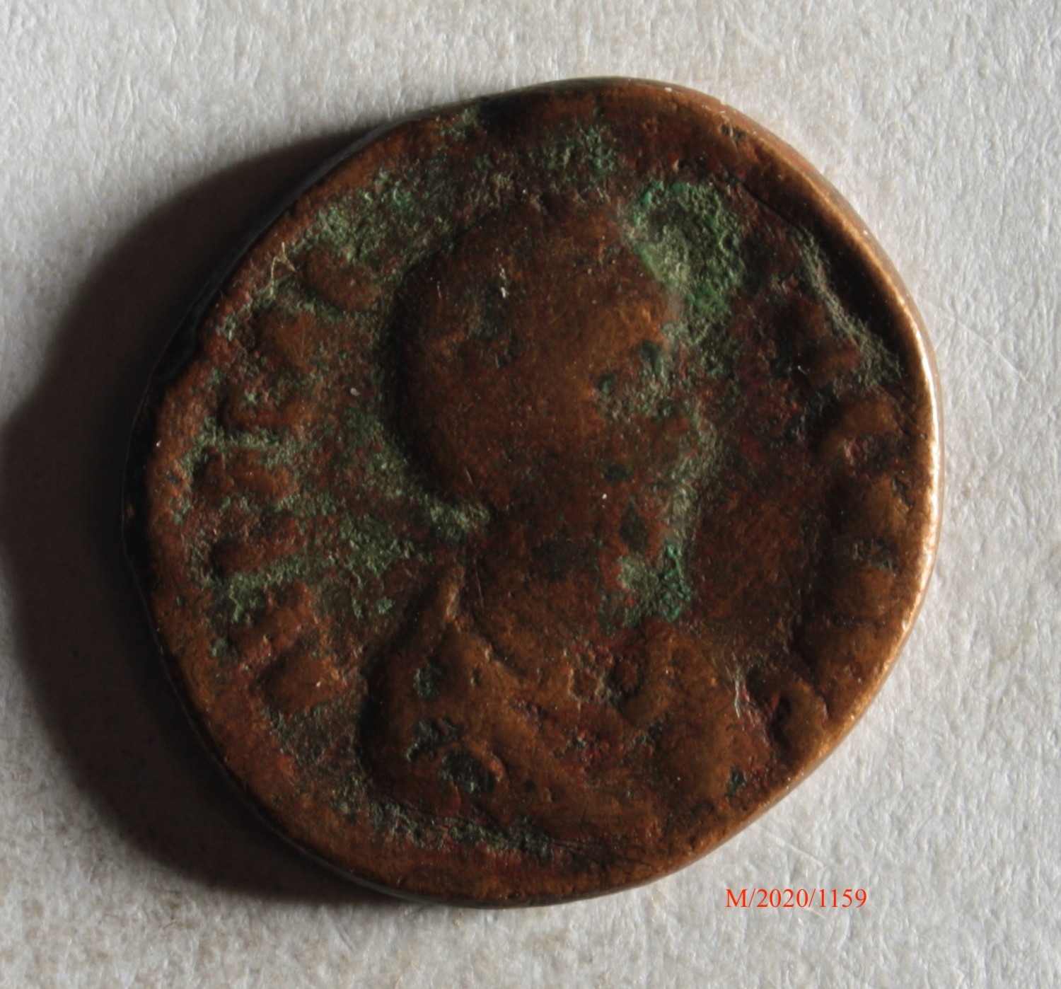 Römische Münze, Nominal Maiorina, Prägeherr Theodosius I. f. Aelia Flaccilla, Prägeort nicht bestimmbar, Fälschung (Museumsgesellschaft Bad Dürkheim e.V. CC BY-NC-SA)