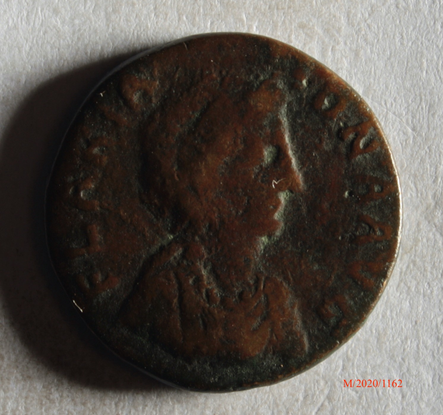 Römische Münze, Nominal Halbfollis, Prägeherr Flavia Ariadna, Prägeort nicht bestimmbar, Fälschung (Museumsgesellschaft Bad Dürkheim e.V. CC BY-NC-SA)