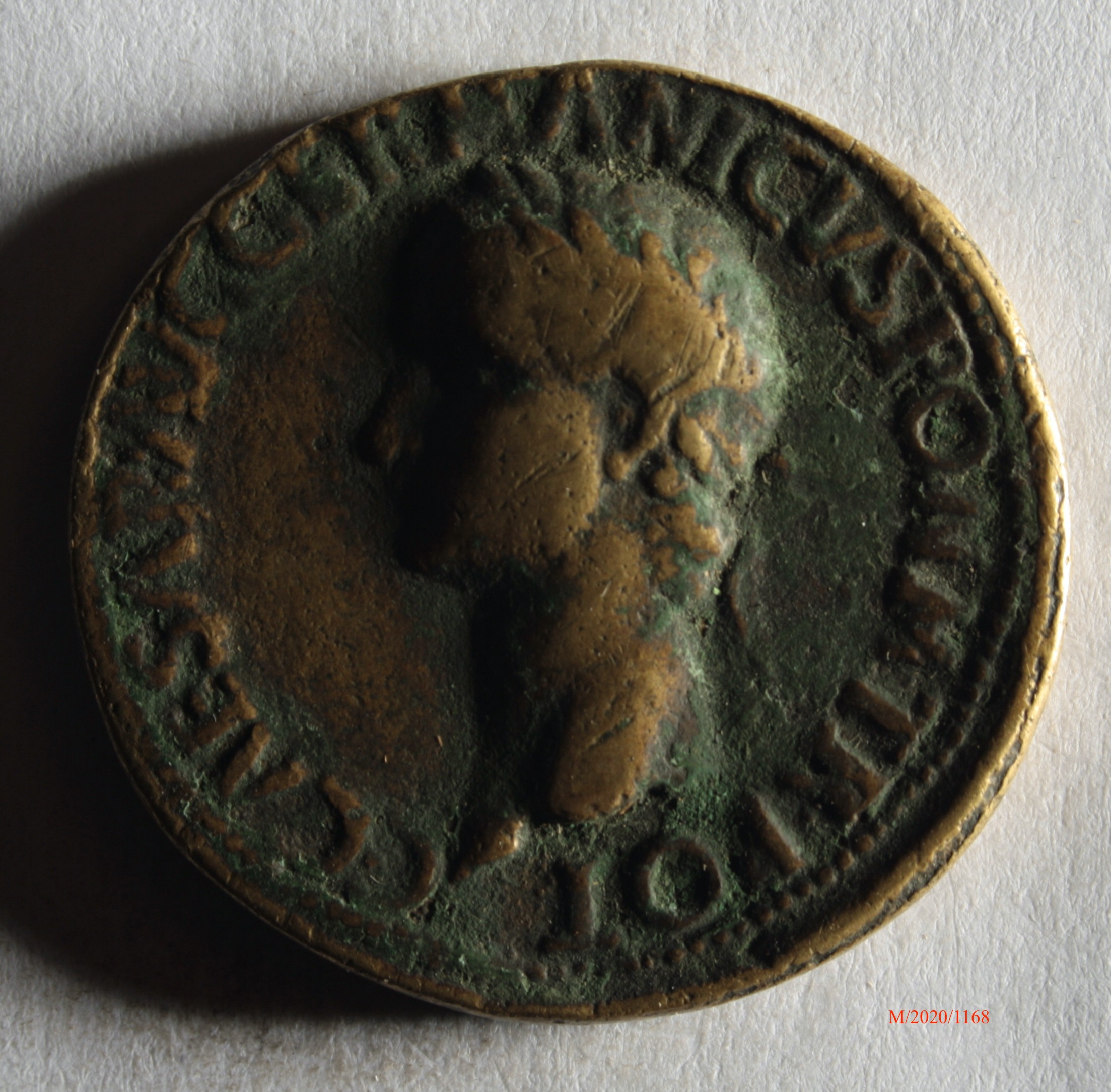 Römische Münze, Nominal Sesterz, Prägeherr Caligula  (Caius Caesar), Prägeort nicht bestimmbar, Fälschung (Museumsgesellschaft Bad Dürkheim e.V. CC BY-NC-SA)