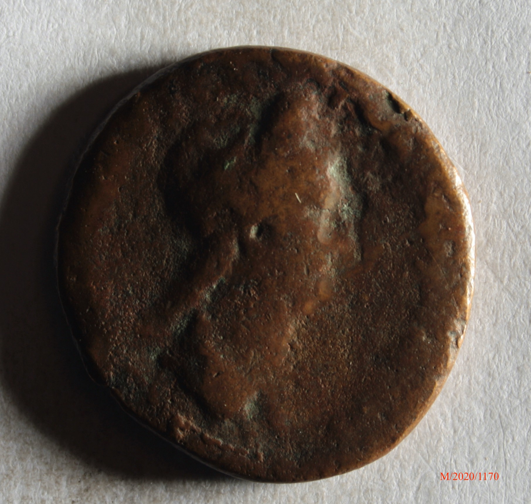 Römische Münze, Nominal As, Prägeherr Hadrian f. Sabina, Prägeort nicht bestimmbar, Fälschung (Museumsgesellschaft Bad Dürkheim e.V. CC BY-NC-SA)