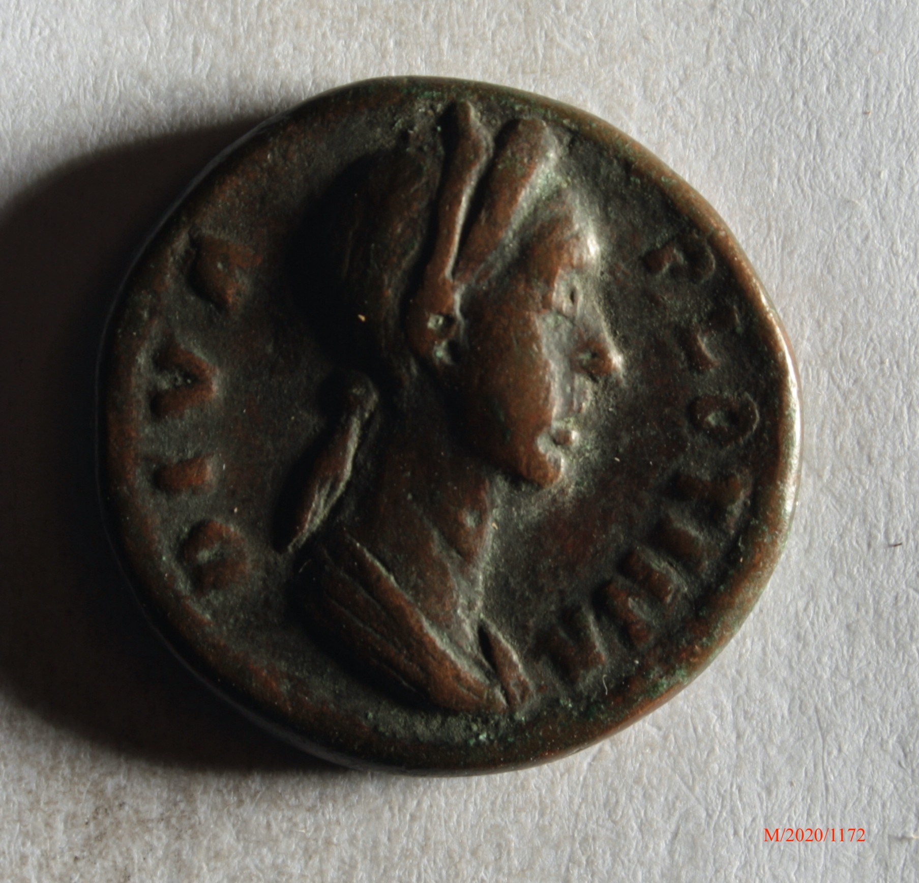 Römische Münze, Nominal As, Prägeherr Hadrian f. "Diva Plotina - Ehefrau/ Witwe Traians, Prägeort nicht bestimmbar, Fälschung (Museumsgesellschaft Bad Dürkheim e.V. CC BY-NC-SA)