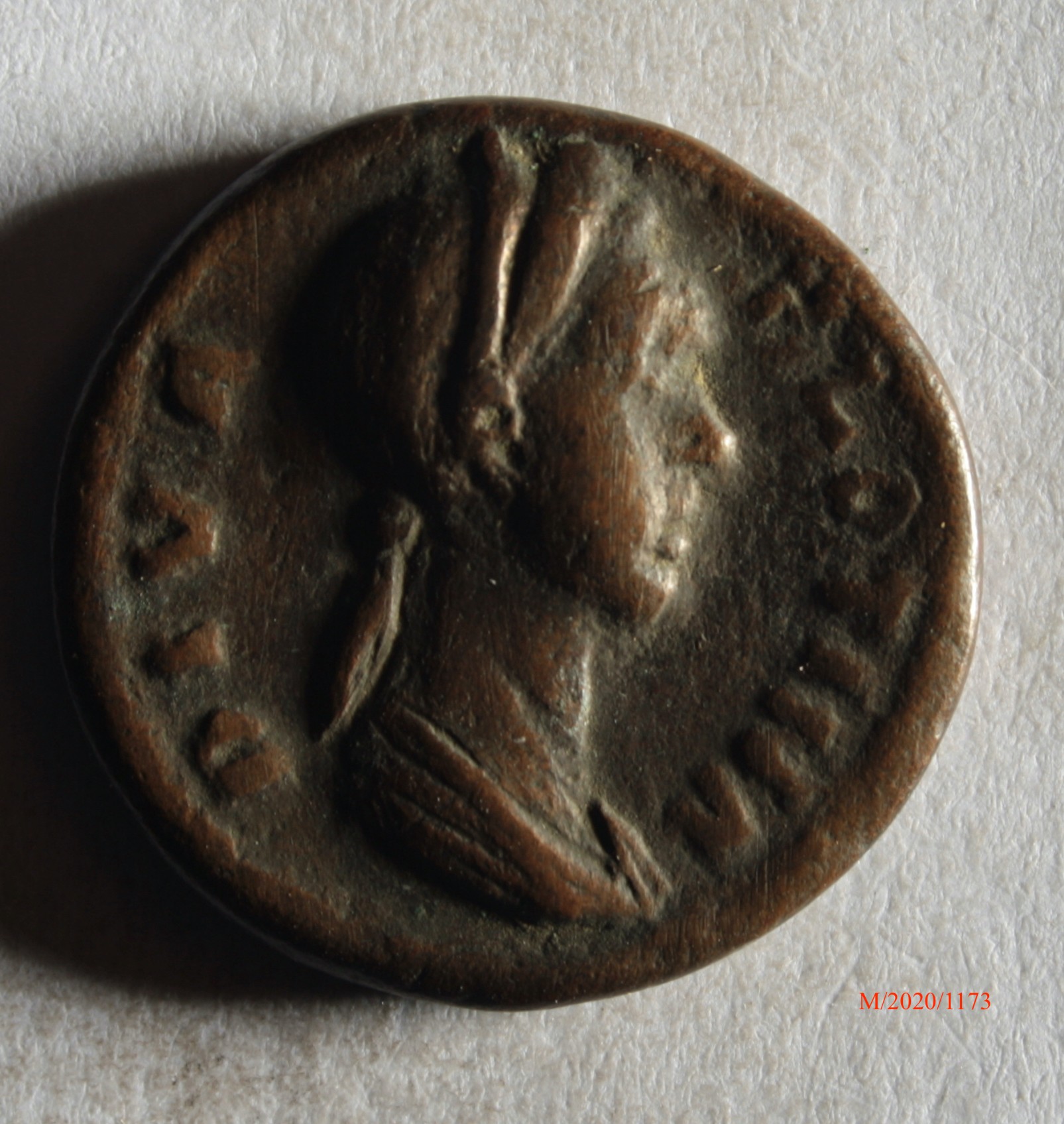 Römische Münze, Nominal As, Prägeherr Hadrian f. Diva Plotina - Ehefrau/ Witwe Traians, Prägeort nicht bestimmbar, Fälschung (Museumsgesellschaft Bad Dürkheim e.V. CC BY-NC-SA)