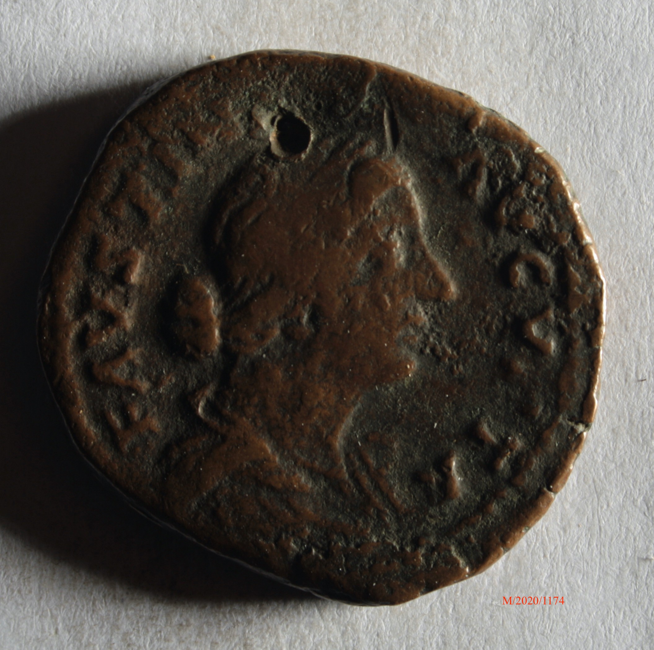 Römische Münze, Nominal Sesterz, Prägeherr Marc Aurel f. Faustina II., Prägeort nicht bestimmbar, Fälschung (Museumsgesellschaft Bad Dürkheim e.V. CC BY-NC-SA)