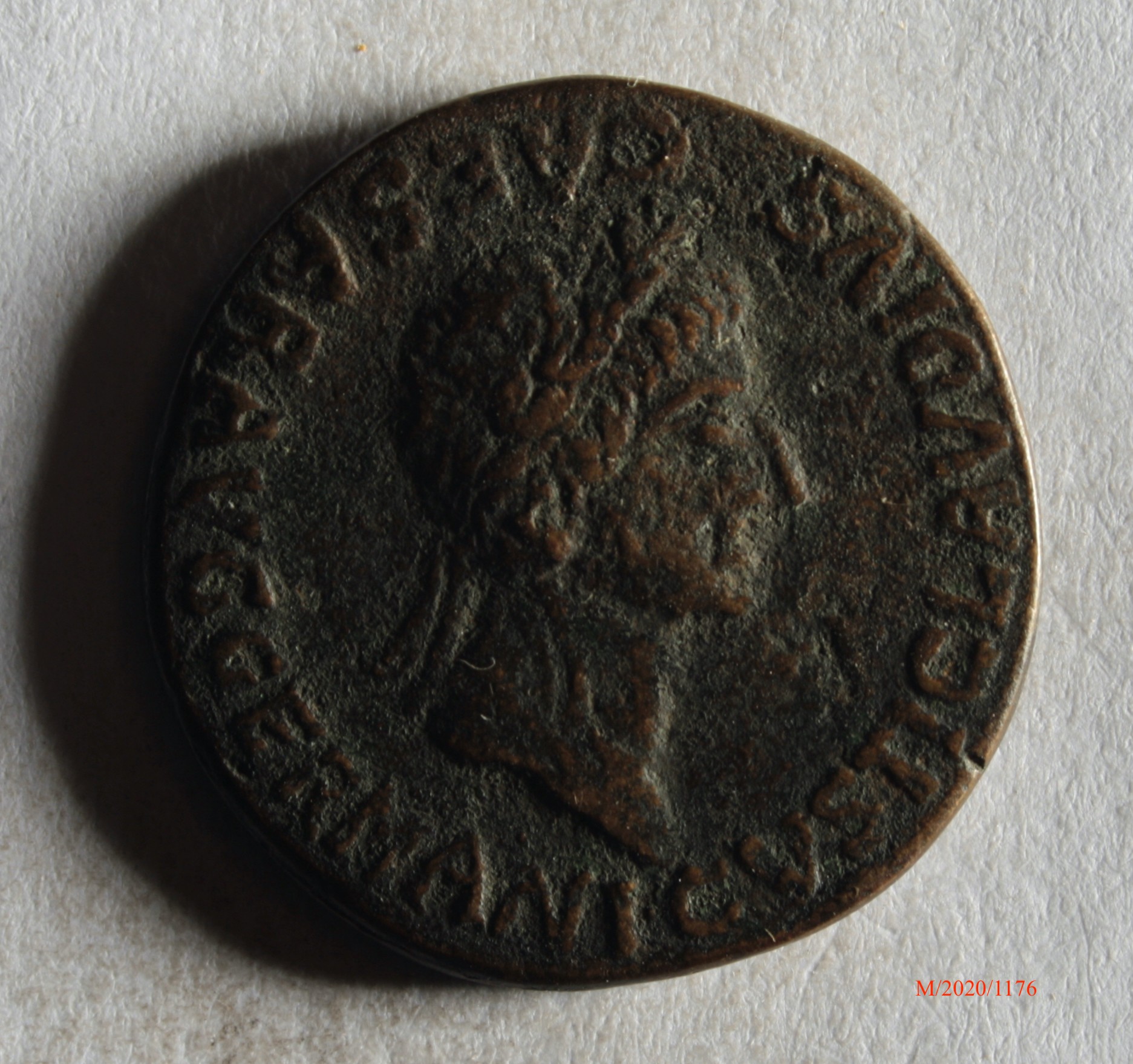 Römische Münze, Nominal As, Prägeherr Claudius I., Prägeort nicht bestimmbar, Fälschung (Museumsgesellschaft Bad Dürkheim e.V. CC BY-NC-SA)
