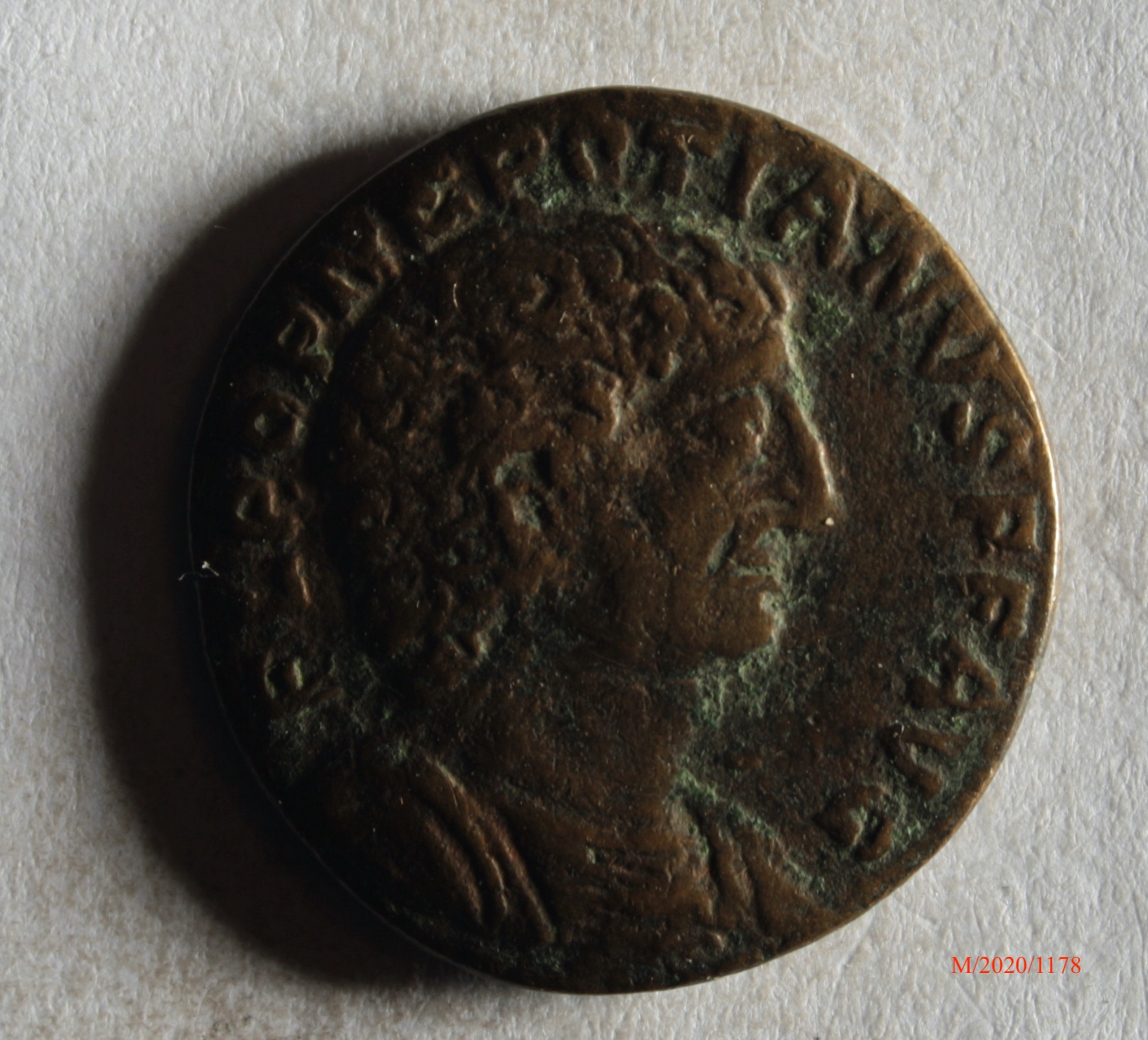 Römische Münze, Nominal Maiorina, Prägeherr Nepotianus, Prägeort nicht bestimmbar, Fälschung (Museumsgesellschaft Bad Dürkheim e.V. CC BY-NC-SA)