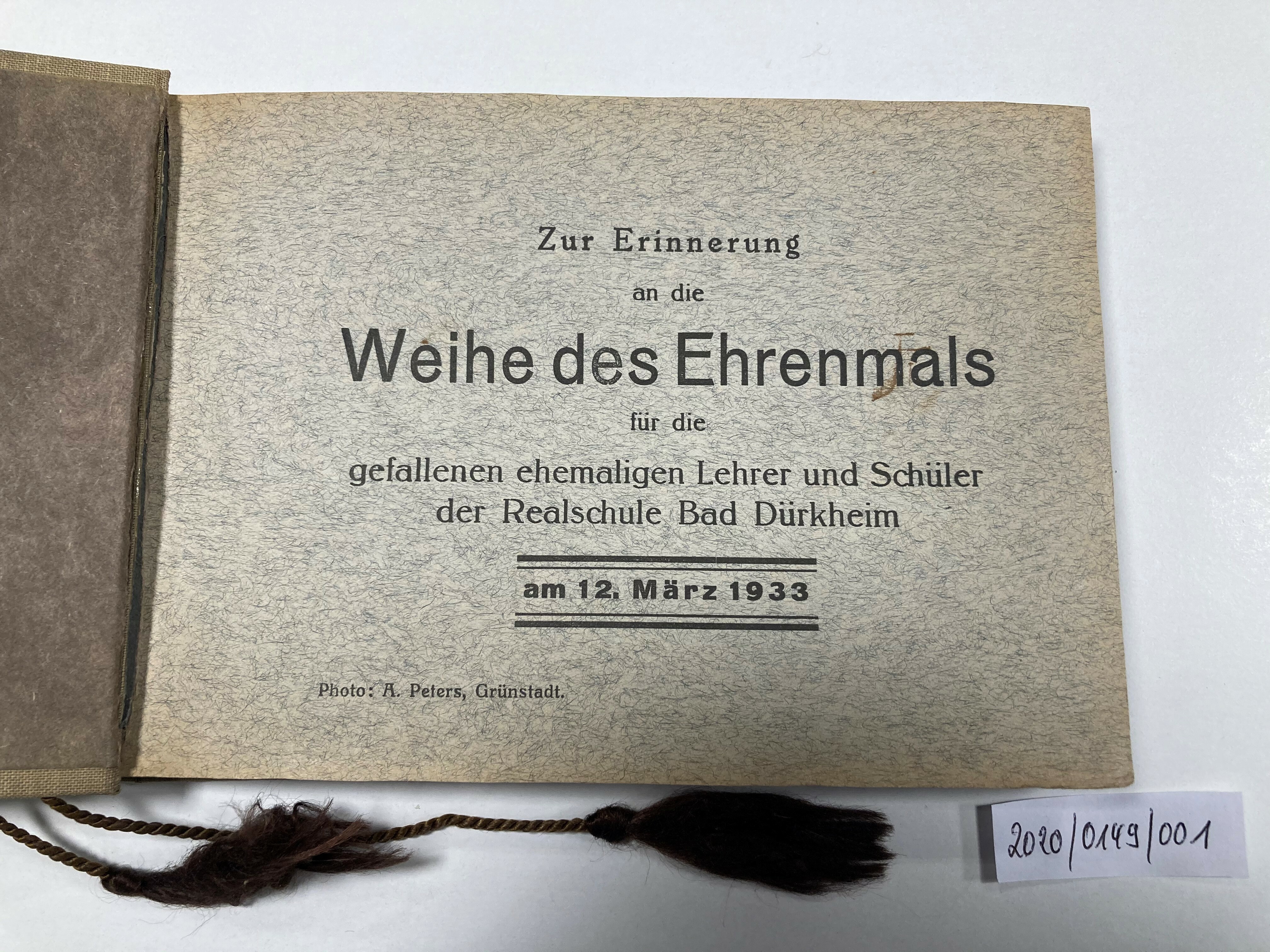 Album mit Bildern zur Einweihung Denkmal Realschule (Stadtmuseum Bad Dürkheim CC BY-NC-SA)