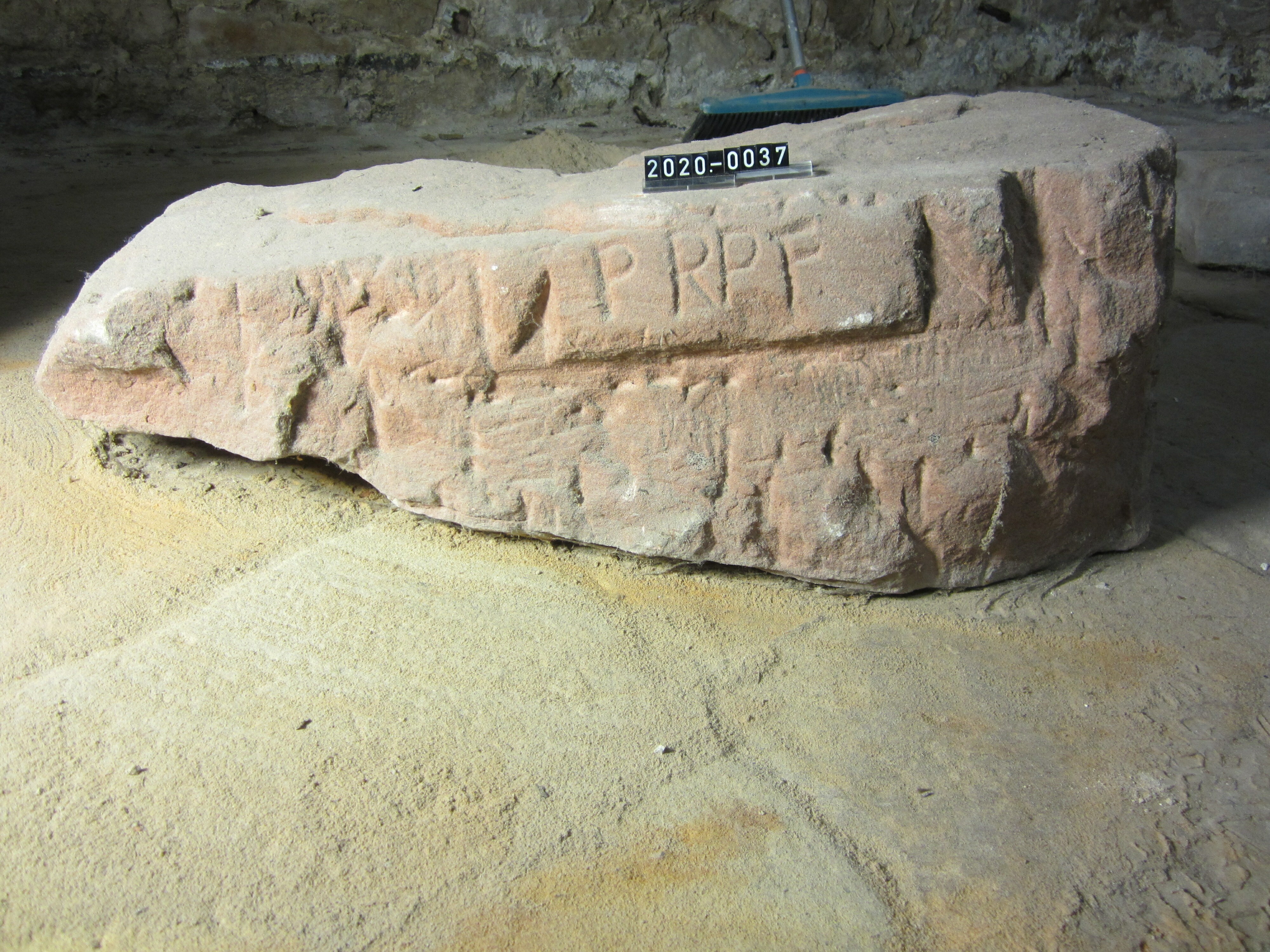Sandsteinfragment mit Inschrift "PPPF", Kriemhildenstuhl (Stadtmuseum Bad Dürkheim CC BY-NC-SA)