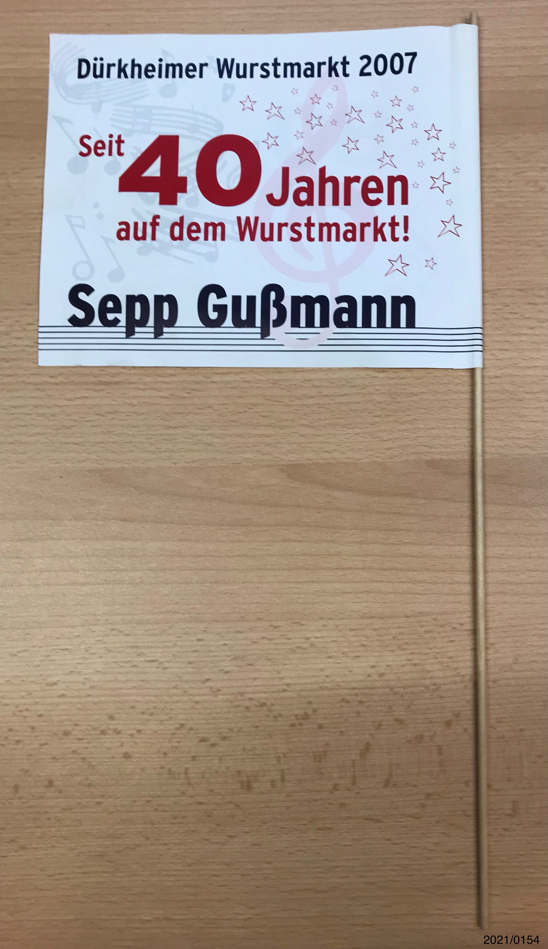 Papierfähnchen Sepp Gußmann seit 40 Jahren auf dem Wurstmarkt! (Museumsgesellschaft Bad Dürkheim e. V. CC BY-NC-SA)