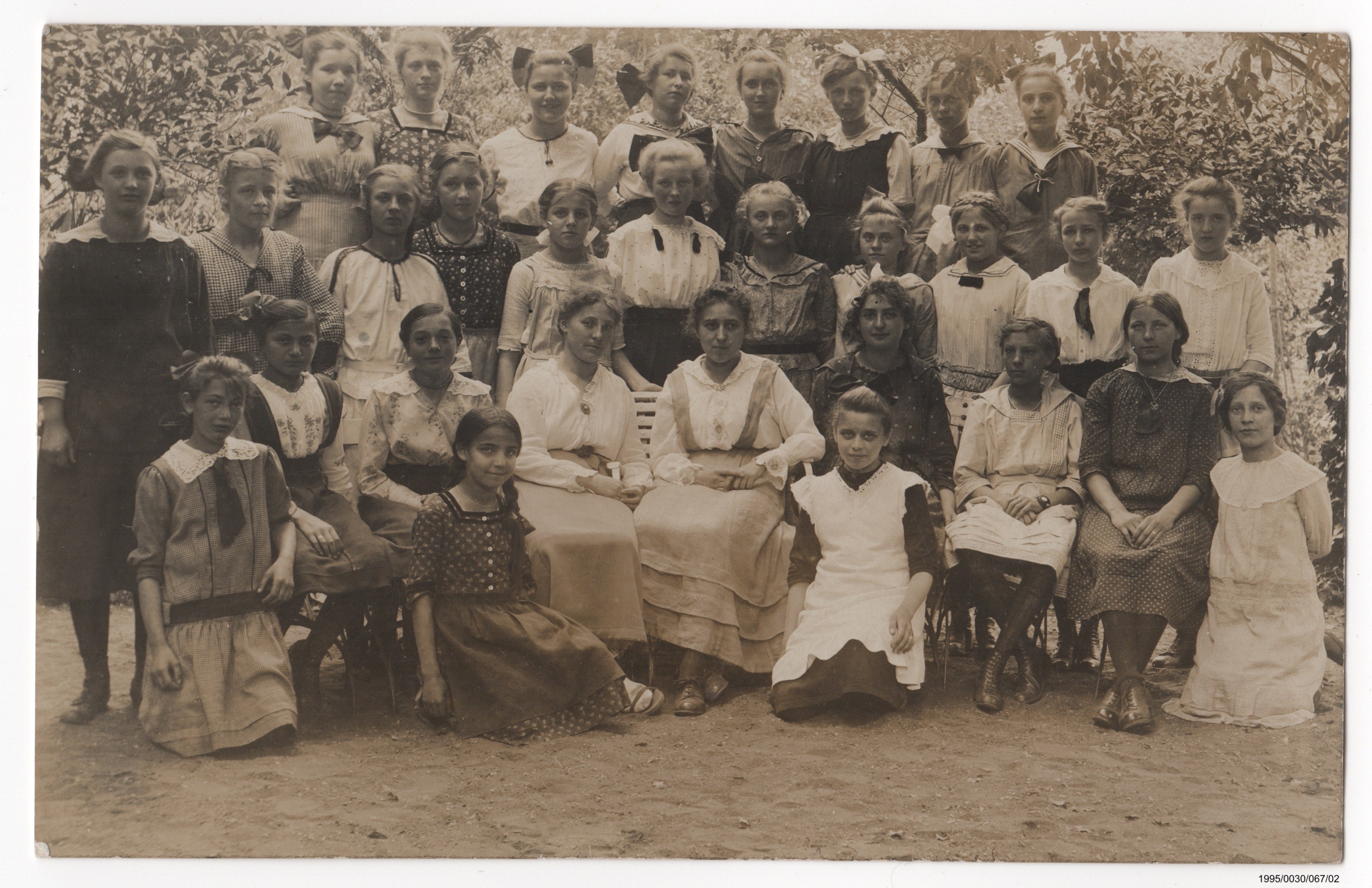 Klassenfoto einer Mädchenklasse ca. 1915: Vorderseite des Fotos (Museumsgesellschaft Bad Dürkheim e. V. CC BY-NC-SA)