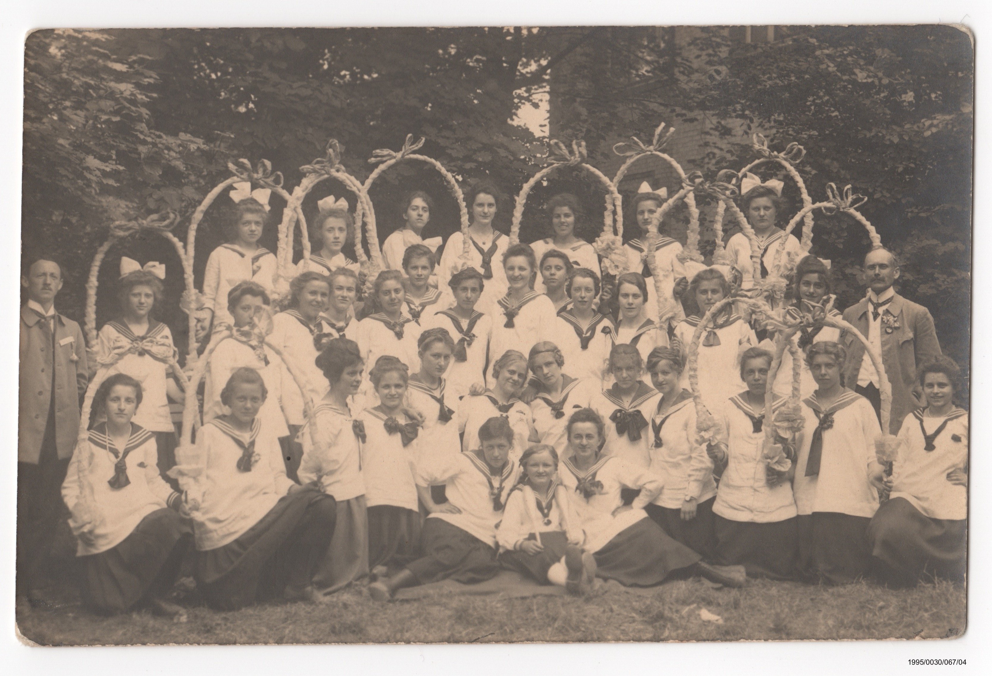 Gruppenfoto von Mädchen im Matrosenlook: Vorderseite des Fotos (Museumsgesellschaft Bad Dürkheim e. V. CC BY-NC-SA)