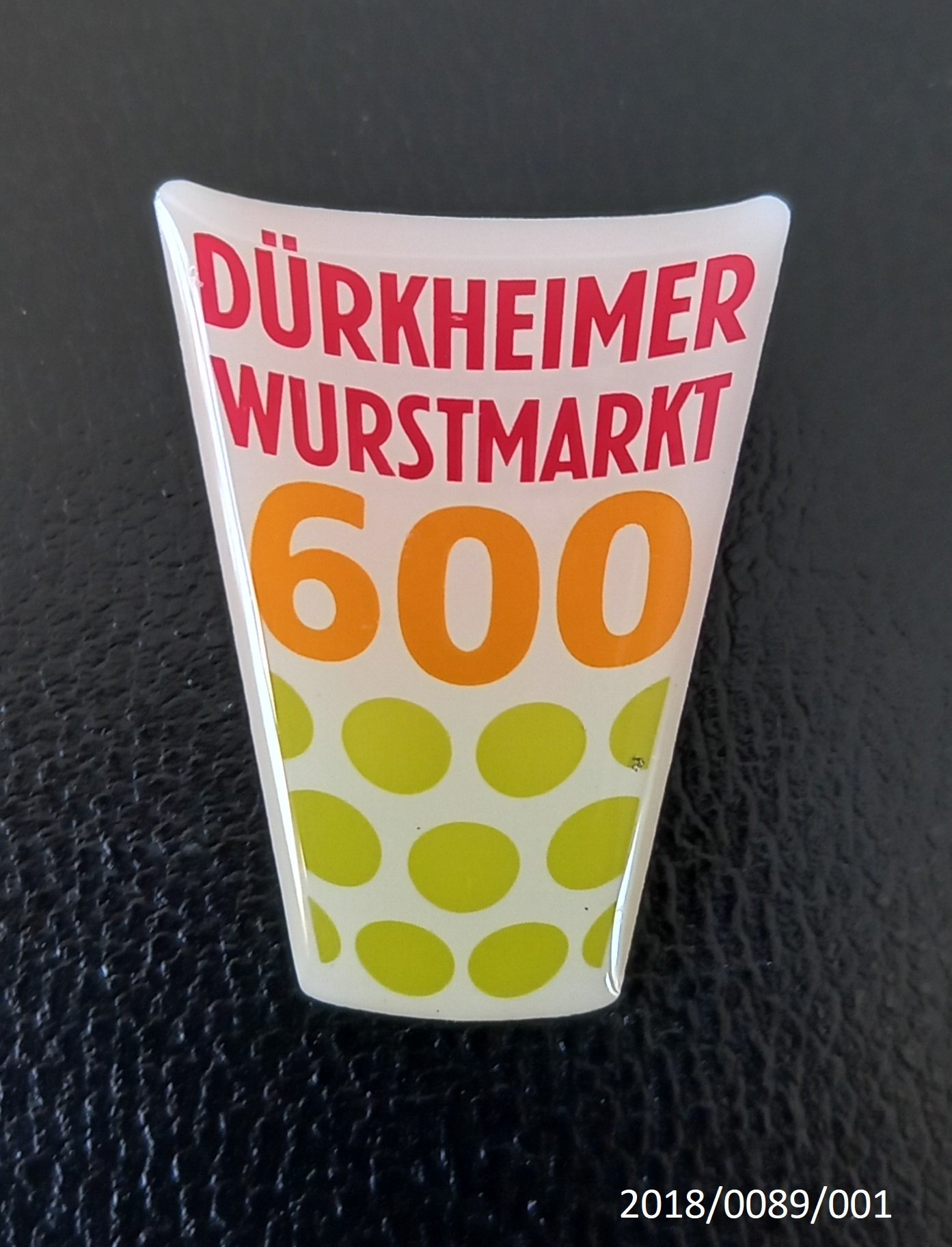 Anstecker zum 600. Wurstmarkt (Stadtmuseum Bad Dürkheim im Kulturzentrum Haus Catoir CC BY-NC-SA)
