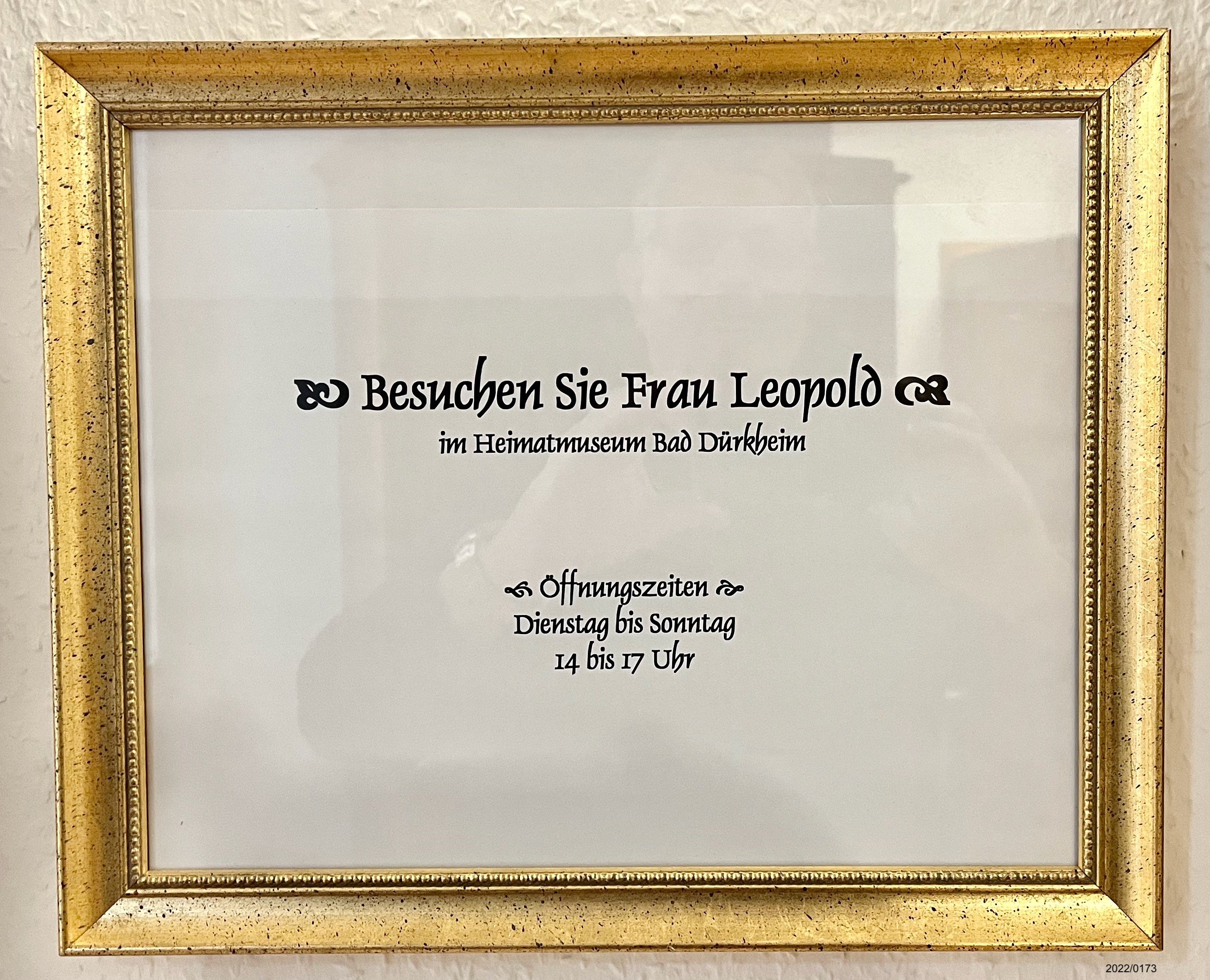 Hinweisschild: Besuchen Sie Frau Leopold im Heimatmuseum (Museumsgesellschaft Bad Dürkheim e. V. CC BY-NC-SA)