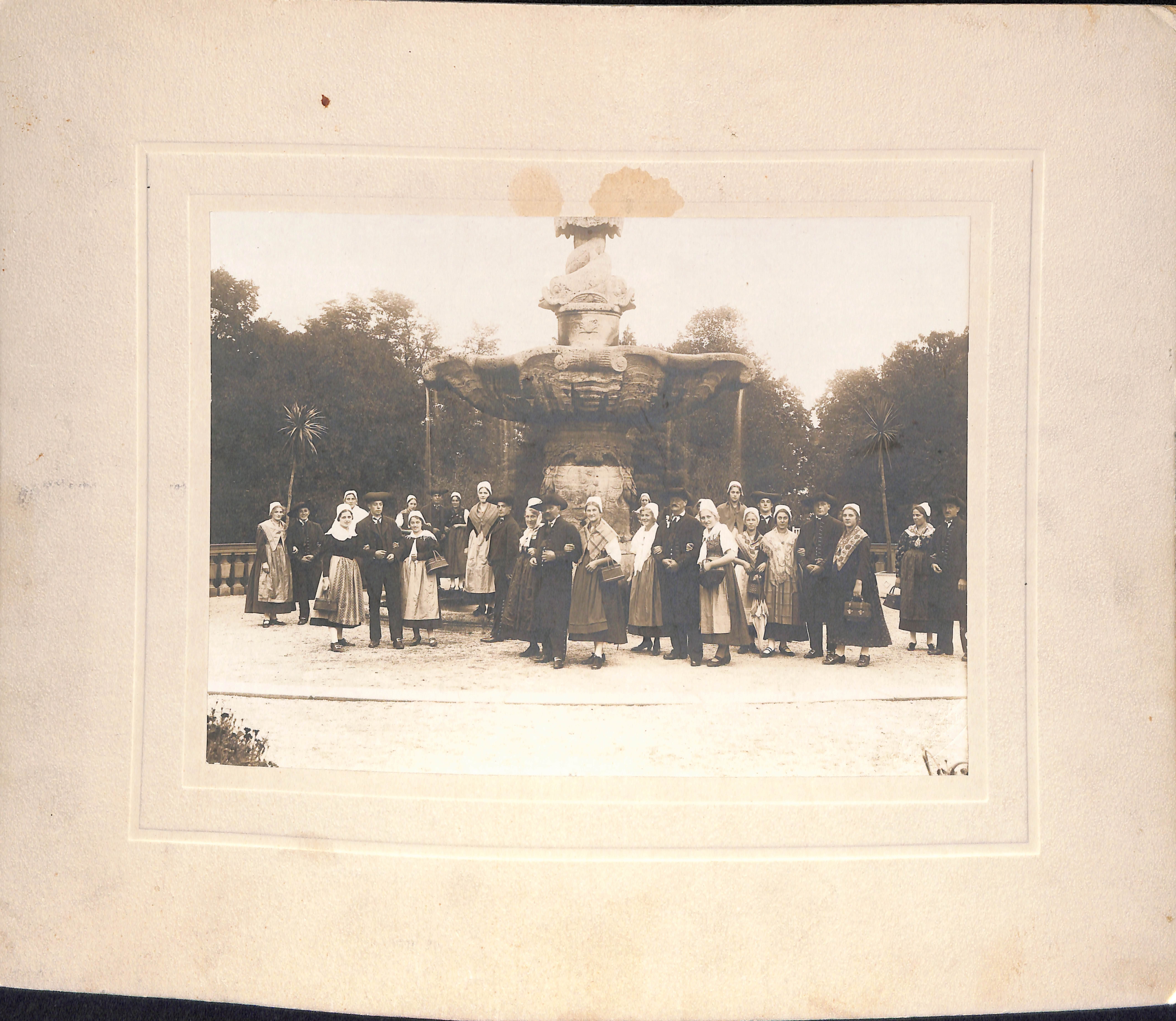 Fotografie einer Trachtengruppe am Ostertagbrunnen; um 1910 (Stadtmuseum Bad Dürkheim im Kulturzentrum Haus Catoir CC BY-NC-SA)