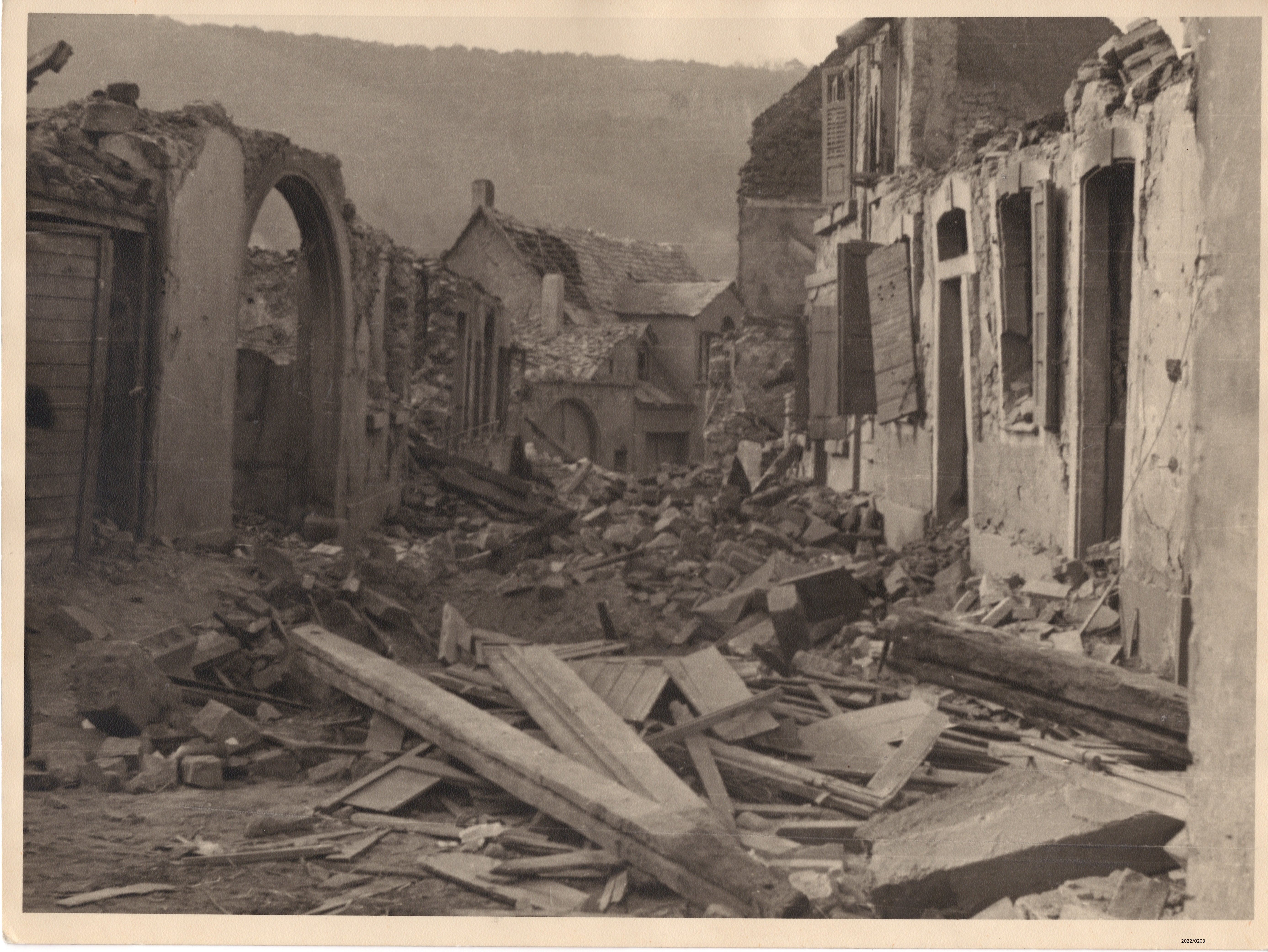 Fotografie der Strauchelgasse nach der Bombardierung (Stadtmuseum Bad Dürkheim im Kulturzentrum Haus Catoir CC BY-NC-SA)