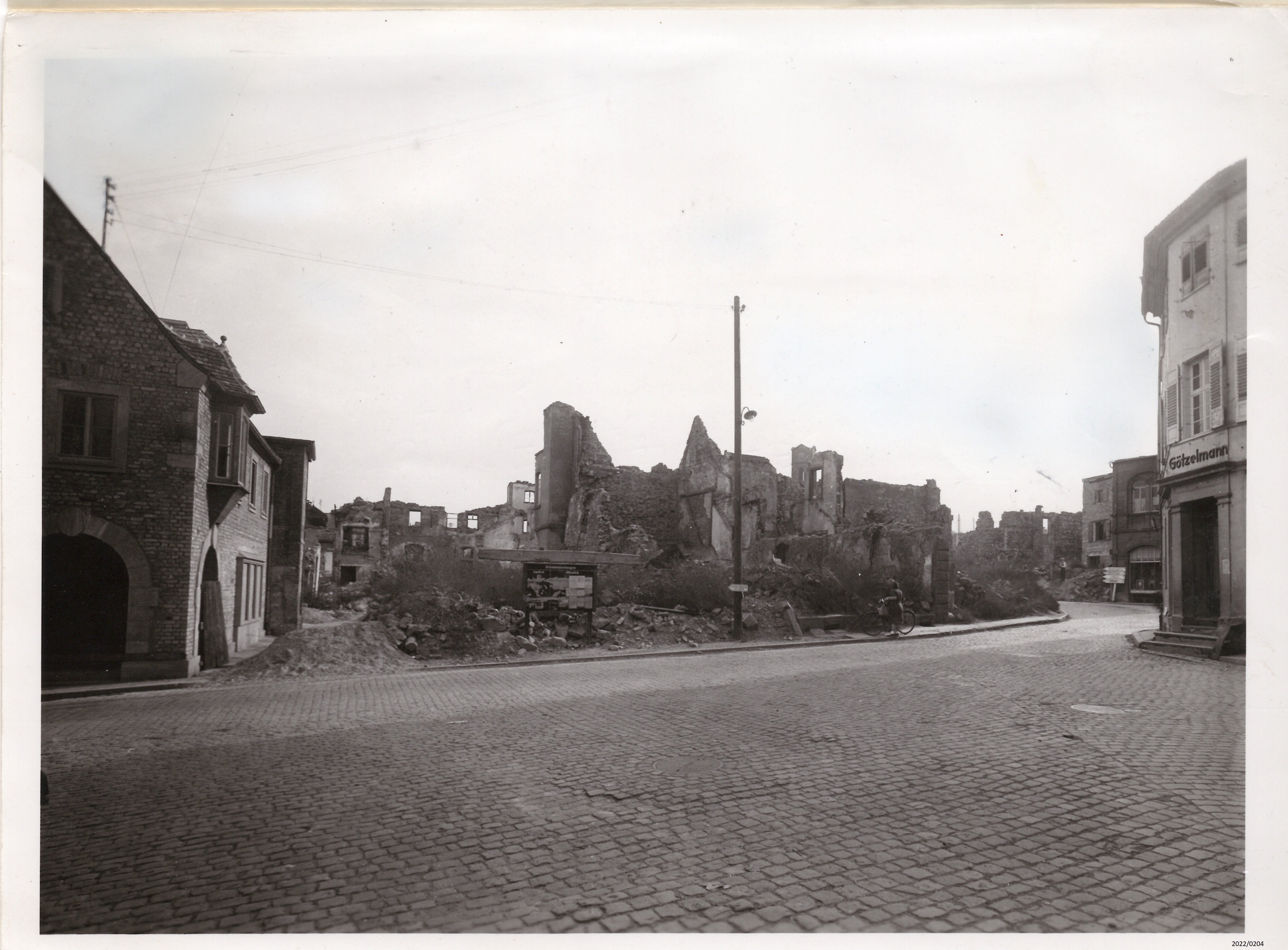 Fotografie der Römerplatzes nach der Bombardierung (Stadtmuseum Bad Dürkheim im Kulturzentrum Haus Catoir CC BY-NC-SA)