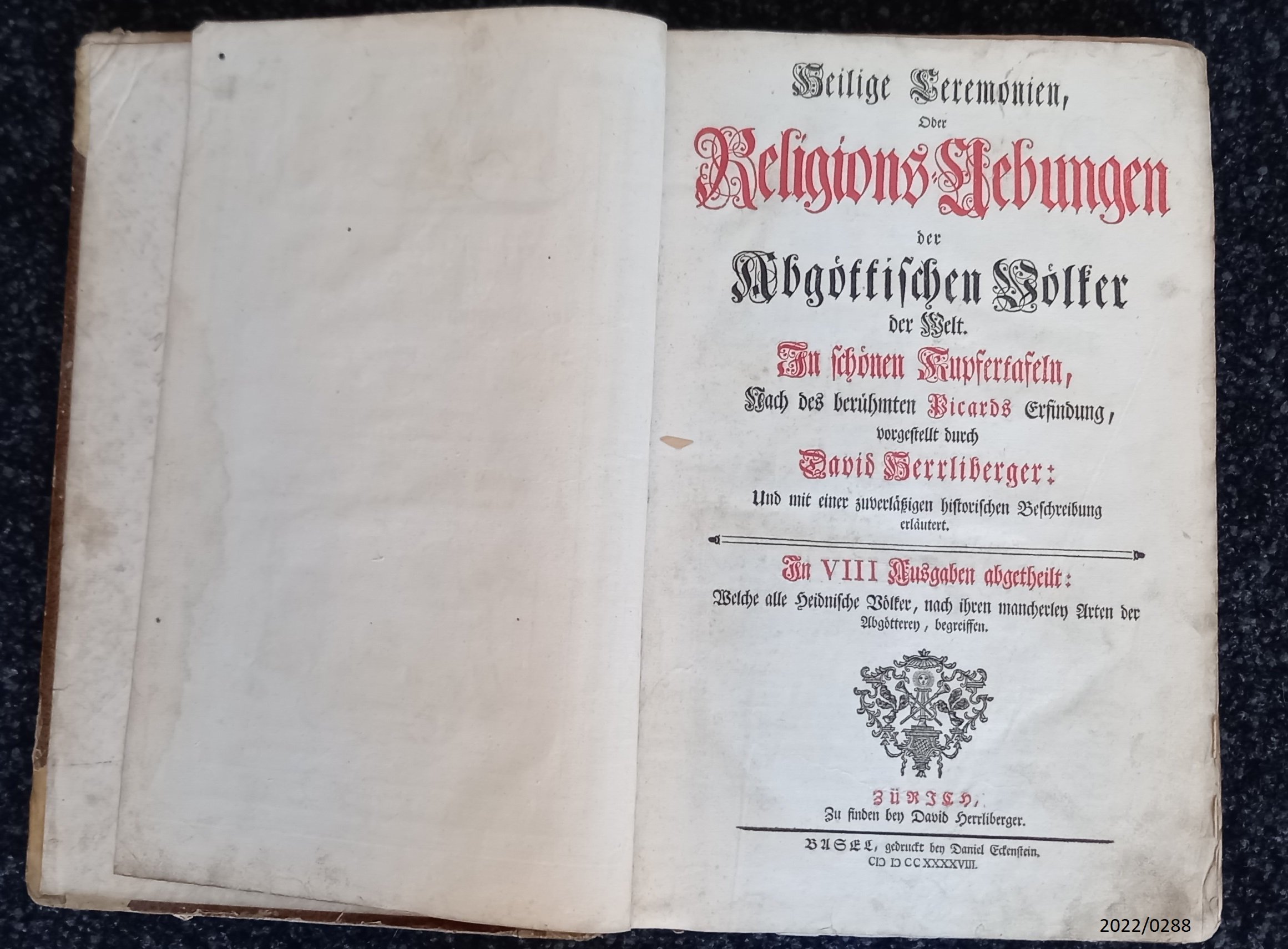 Buch "Heilige Ceremonien der Religionsübungen der abgöttischen Völker",1748 (Stadtmuseum Bad Dürkheim im Kulturzentrum Haus Catoir CC BY-NC-SA)