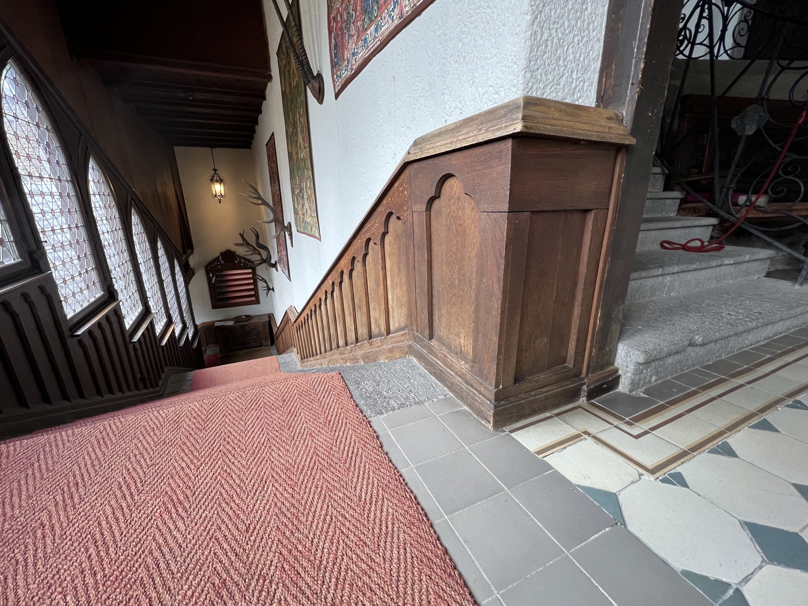 Gefliester Fußboden im Flur des ersten Stocks (vor Eingang Speisesaal) (Reichsburg Cochem CC BY-NC-SA)