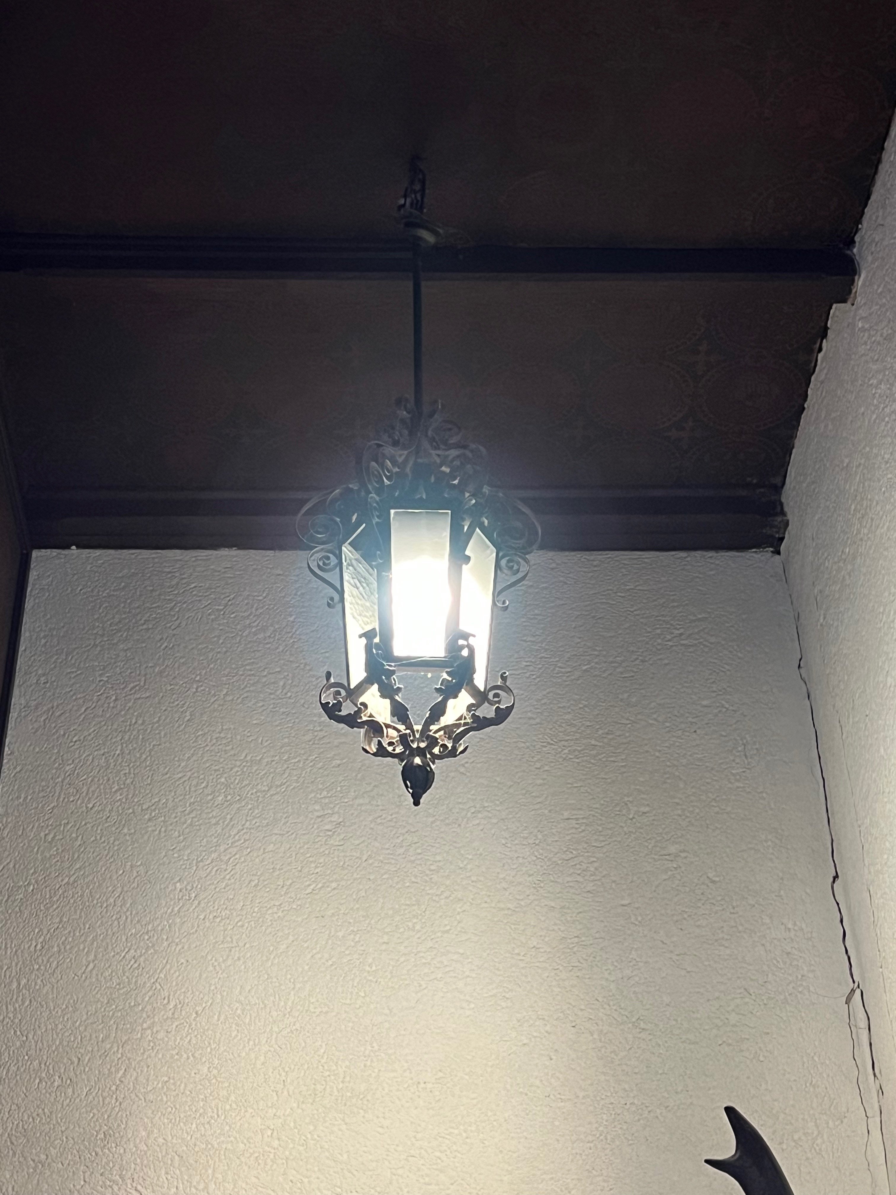 Deckenlampe Treppenhaus unten (Reichsburg Cochem CC BY-NC-SA)