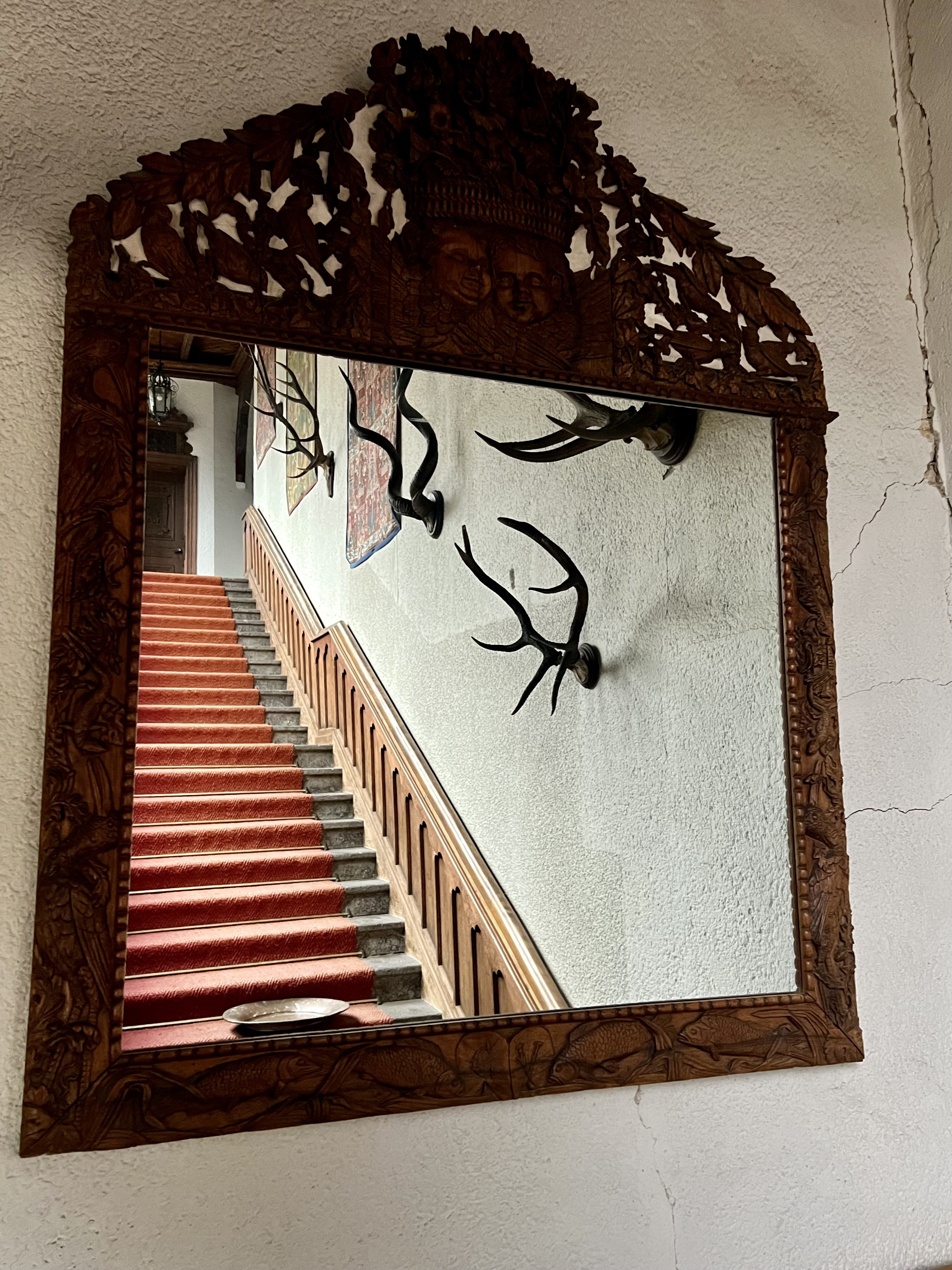 Spiegel mit Holzschnitzerei im Stil des Rokoko. (Reichsburg Cochem CC BY-NC-SA)