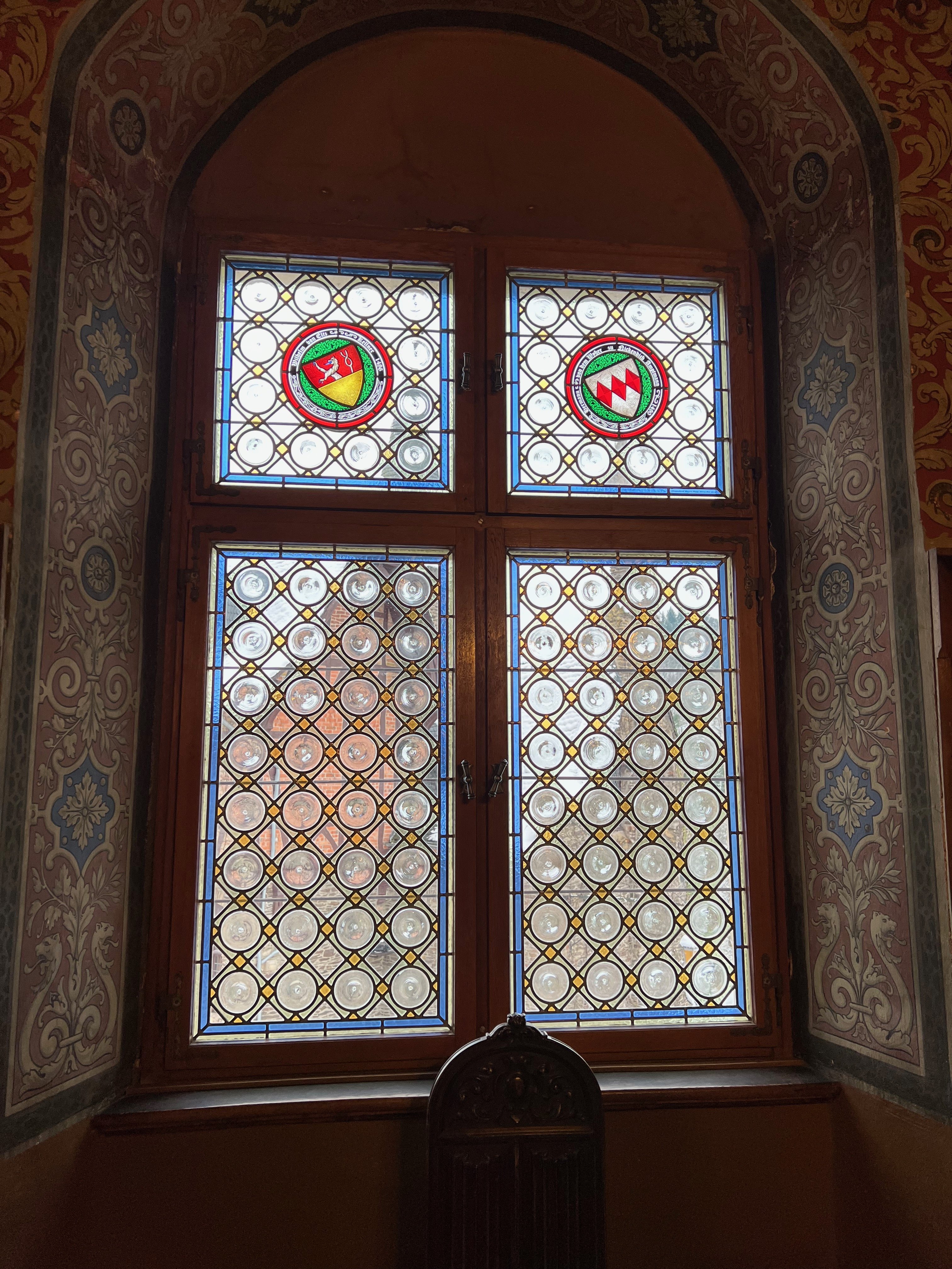 3. Bleiglasfenster an der Südseite im Speisesaal. (Reichsburg Cochem CC BY-NC-SA)