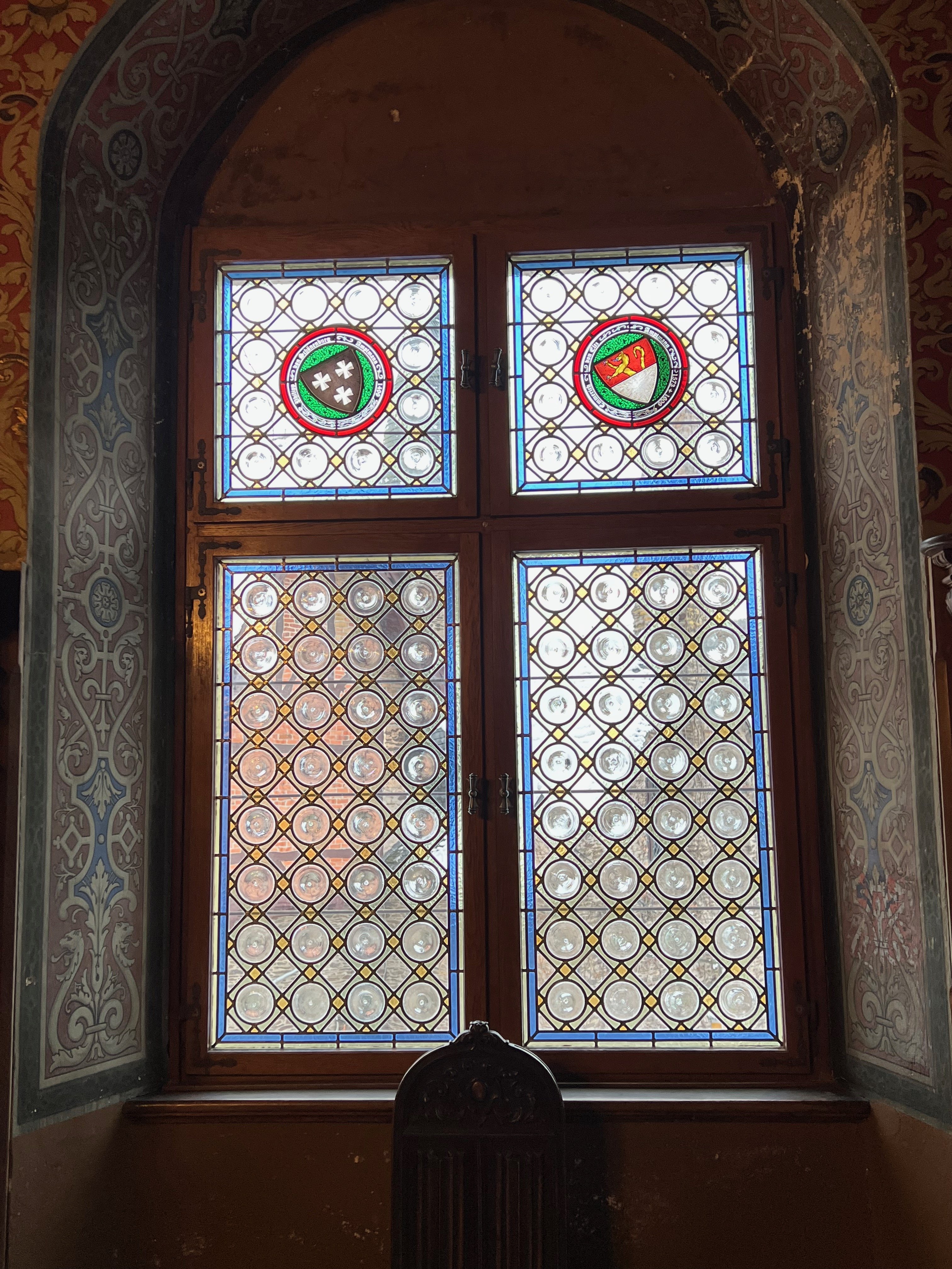 4. Bleiglasfenster an Südseite Speisesaal. (Reichsburg Cochem CC BY-NC-SA)
