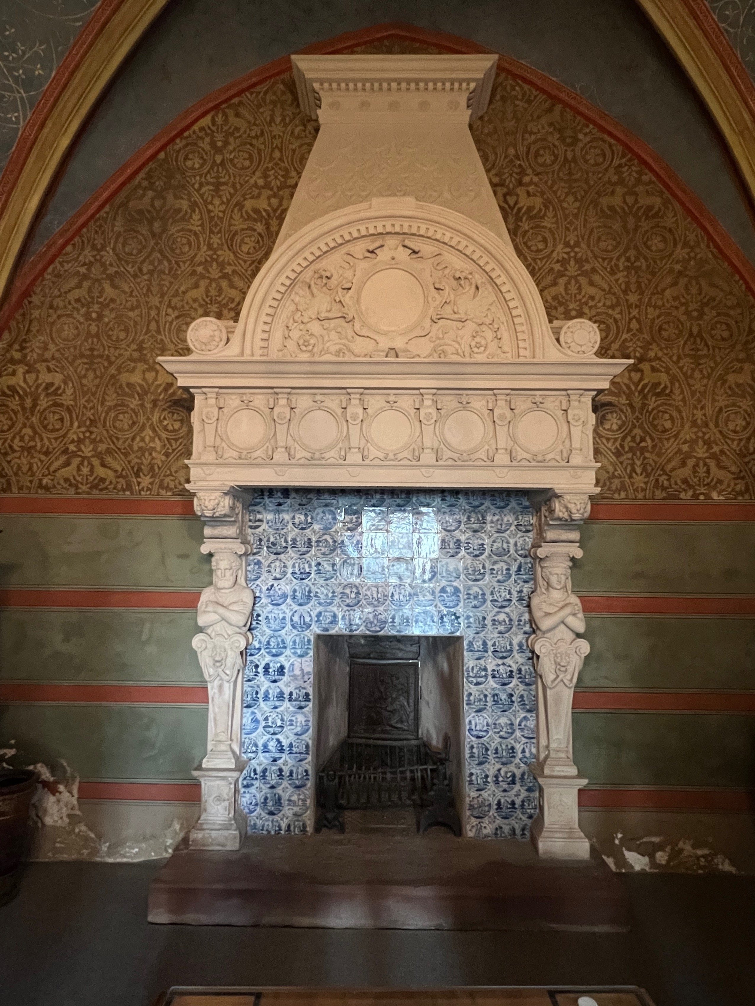 Neoklassizistischer Kamin im gotischen Zimmer (Reichsburg Cochem CC BY-NC-SA)