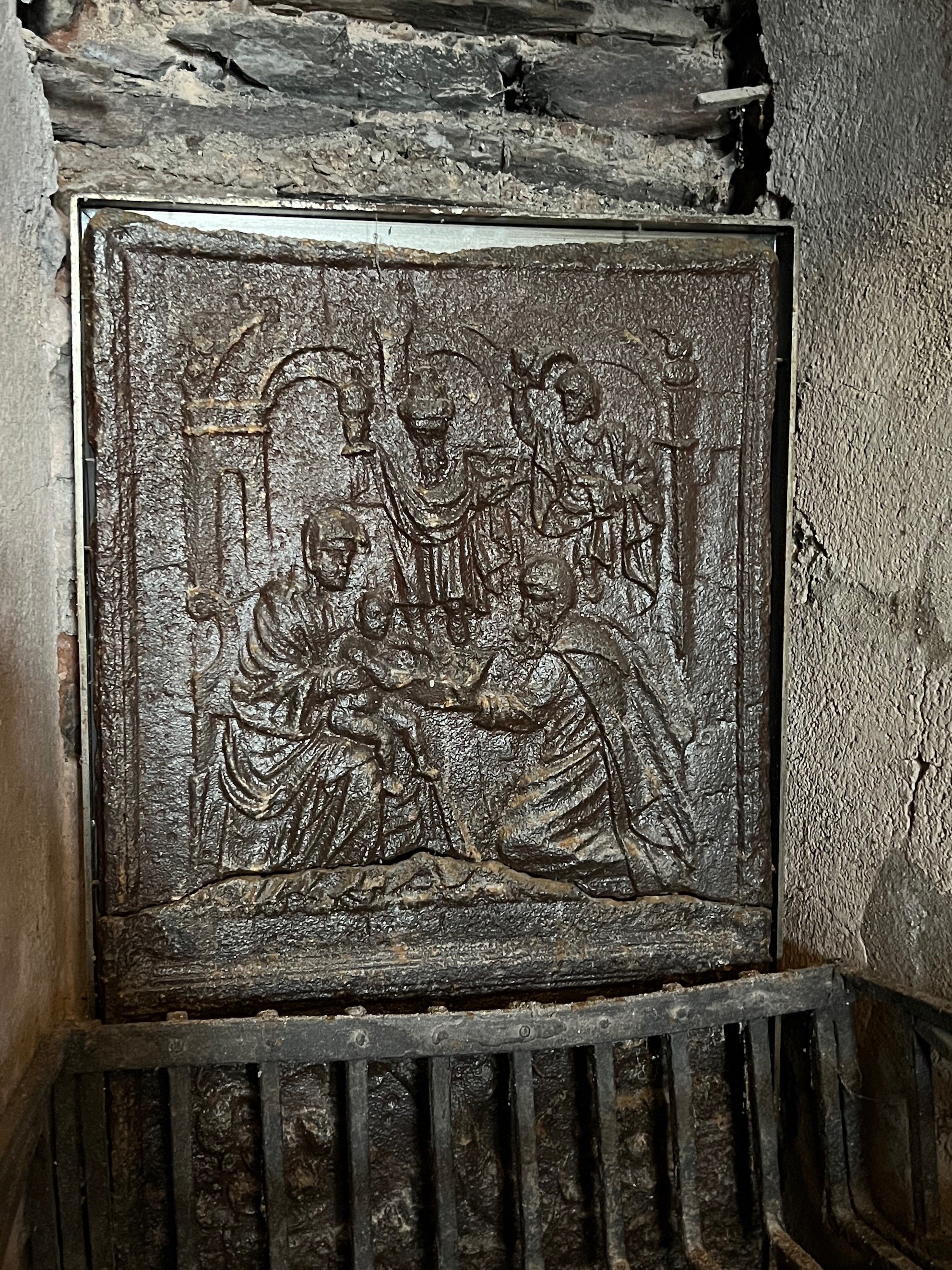 Ofenplatte im Kamin des gotischen Zimmers (Reichsburg Cochem CC BY-NC-SA)