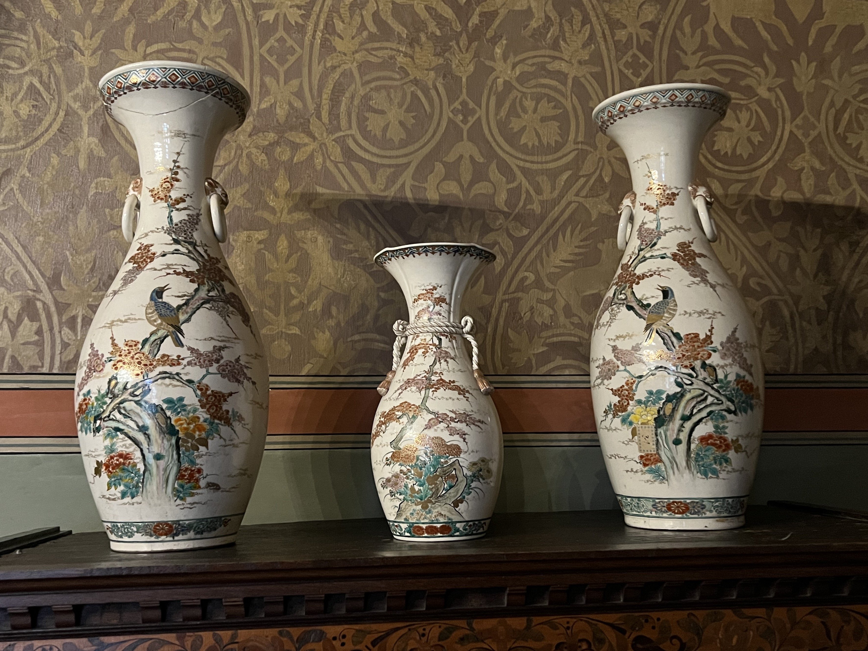Dekorvase im asiatischen Stil, groß rechts (Reichsburg Cochem CC BY-NC-SA)