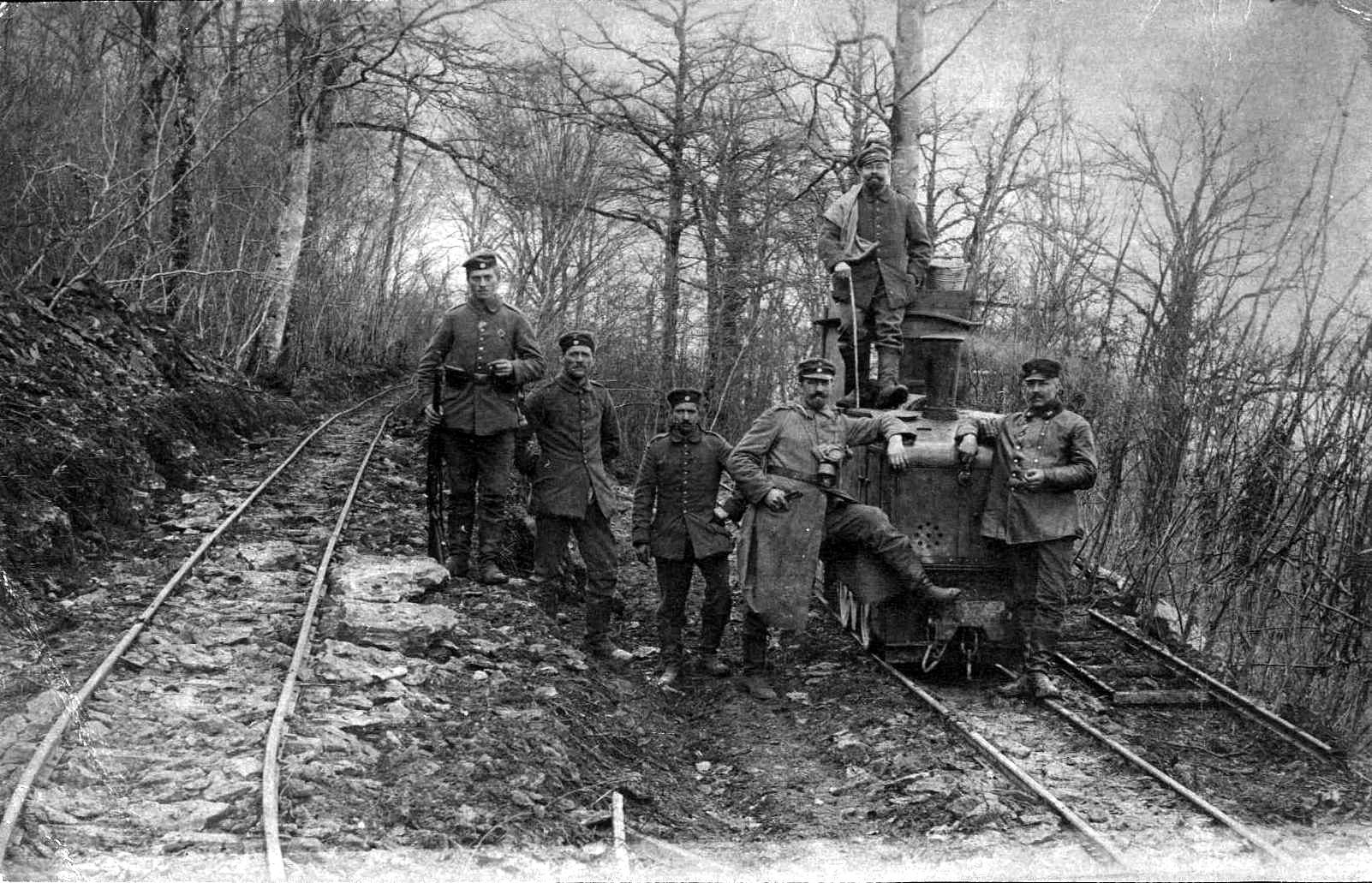 Sechs Soldaten auf Gleisen (Heimatmuseum Waldfischbach-Burgalben CC BY-NC-SA)