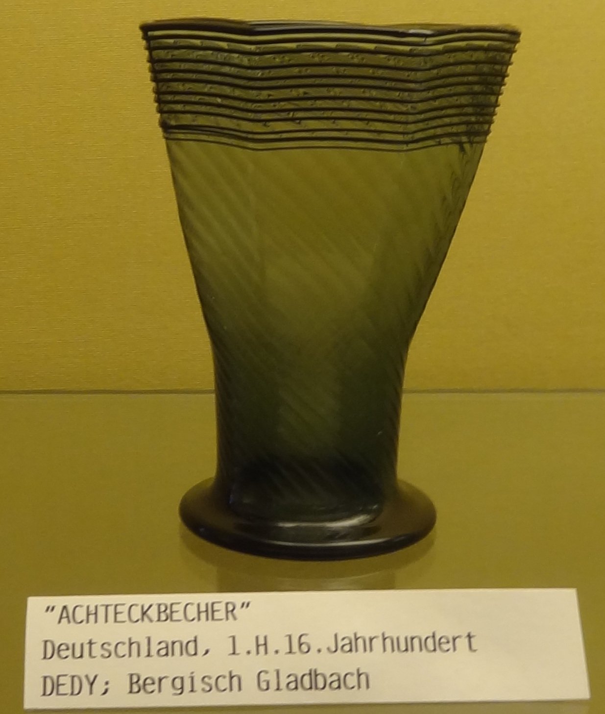 Achteckbecher (Deutsches Weinbaumuseum CC BY-NC-SA)