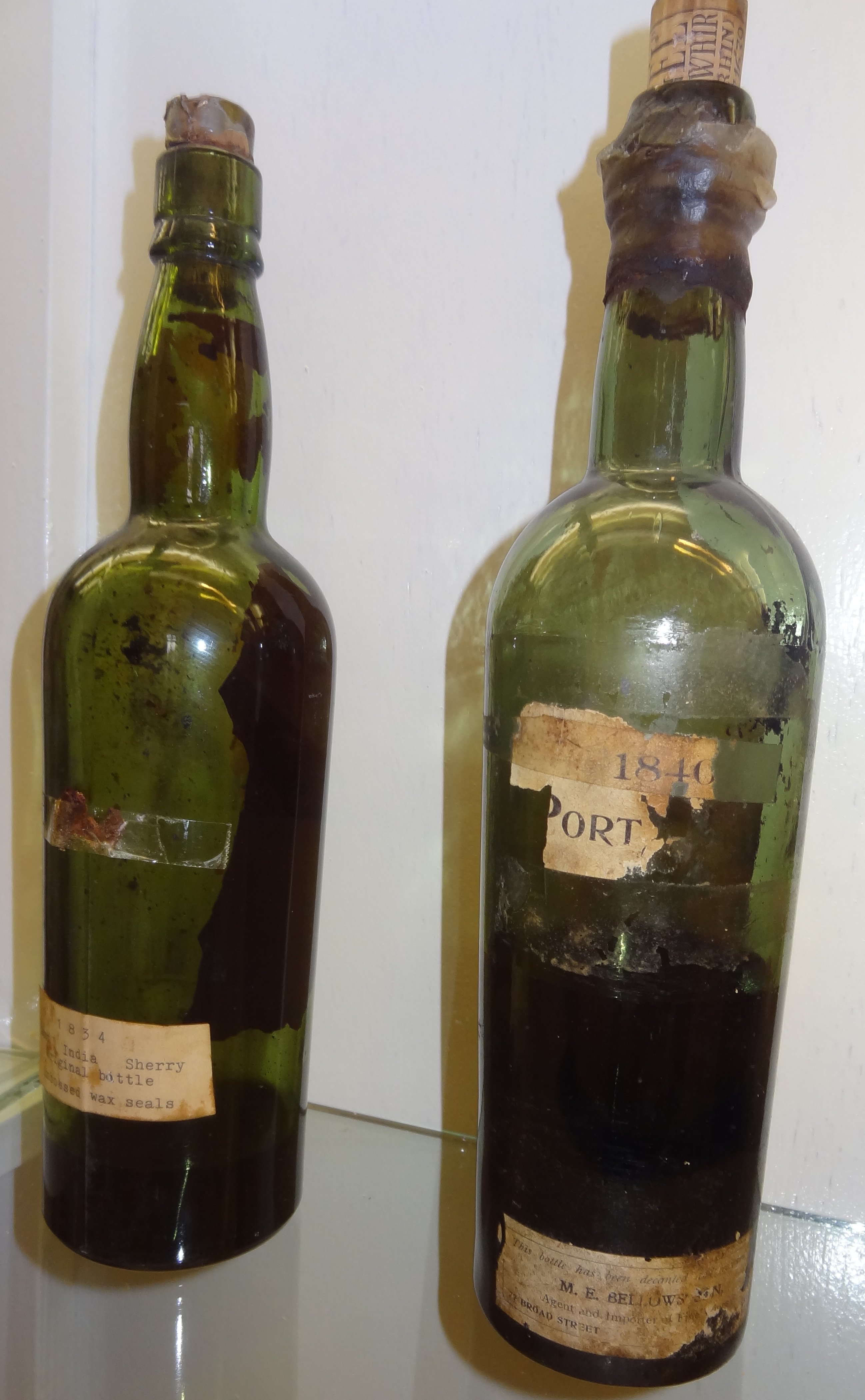 Zwei Weinflaschen 19. Jahrhundert (Deutsches Weinbaumuseum CC BY-NC-SA)