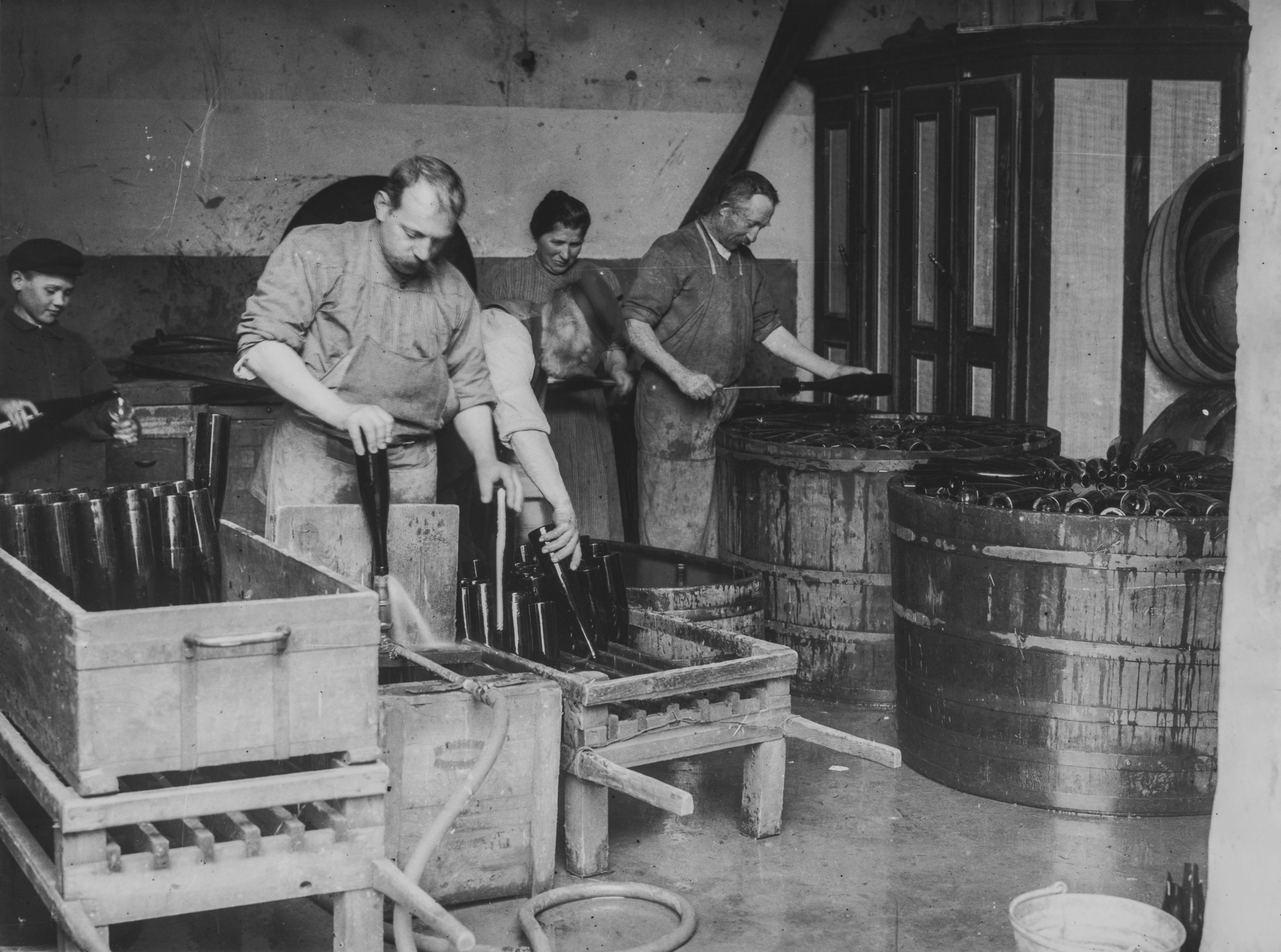 Historische Fotografie: Kellerarbeiten um 1900, Flaschen spülen (Historisches Museum der Pfalz - Speyer CC BY)