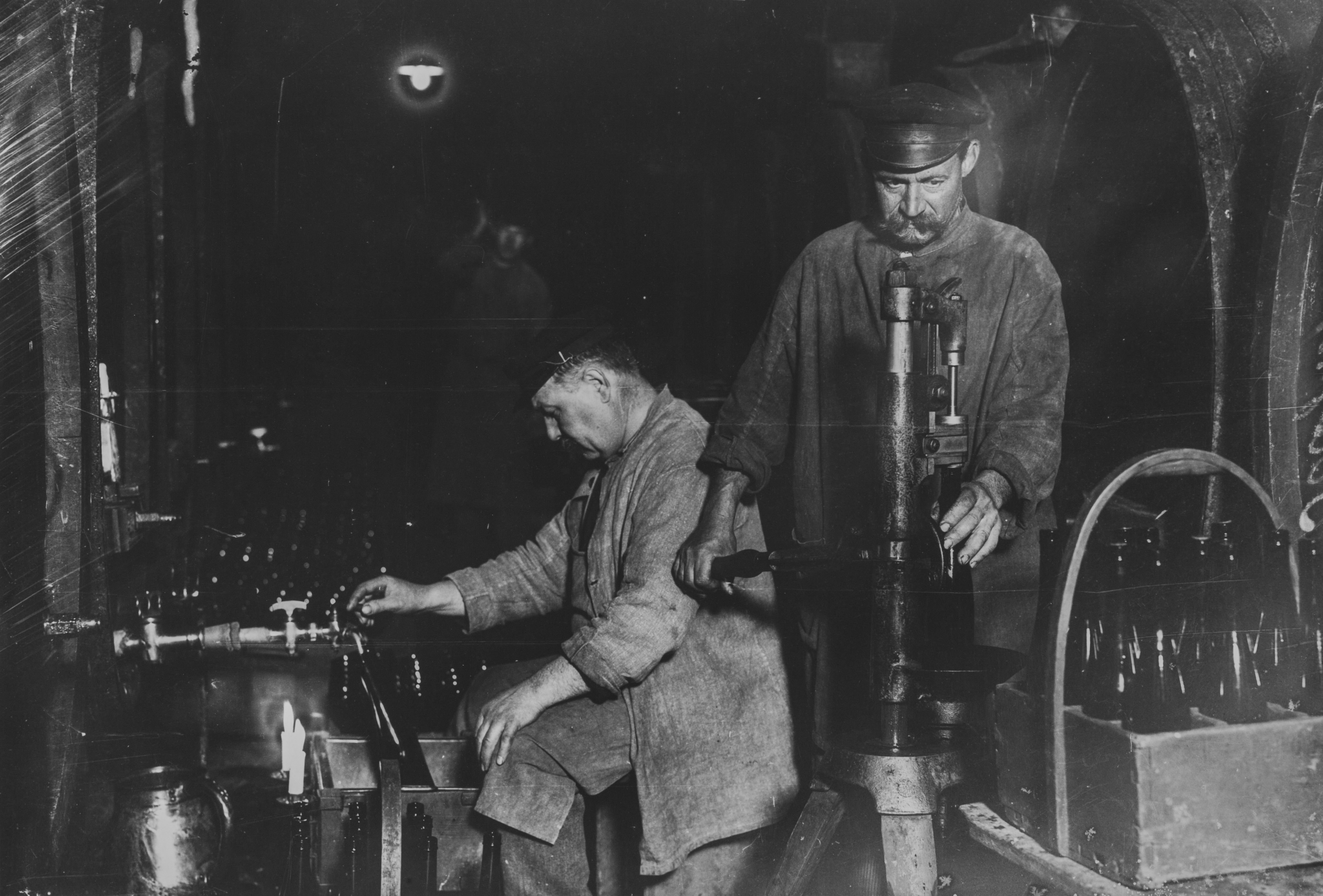 Historische Fotografie: Kellerarbeiten um 1900, Abfüllung mit Moselhahn und Handverkorker (Historisches Museum der Pfalz - Speyer CC BY)