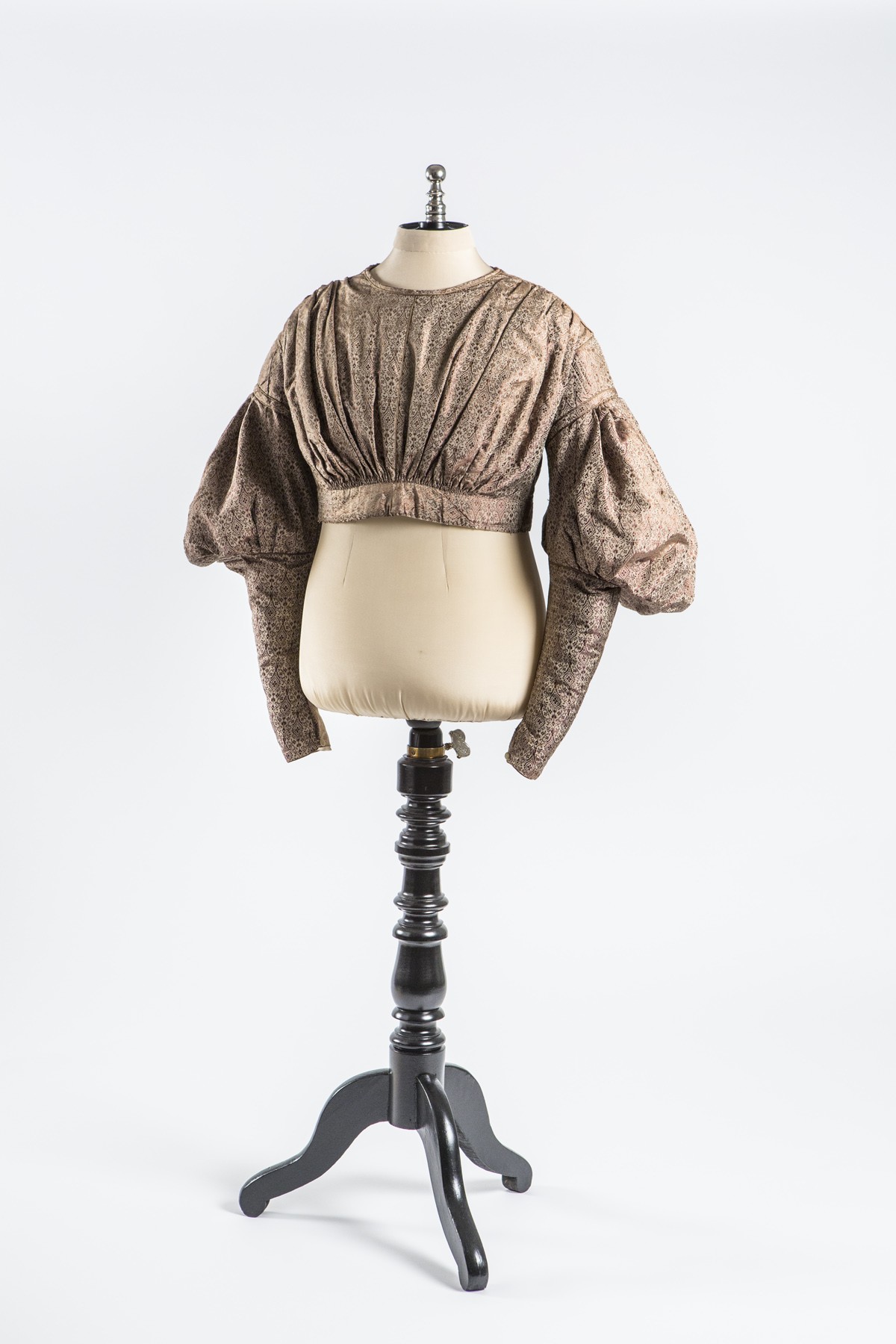 Weinrrote Bluse von Barbara Jordan (Historisches Museum der Pfalz, Speyer CC BY)