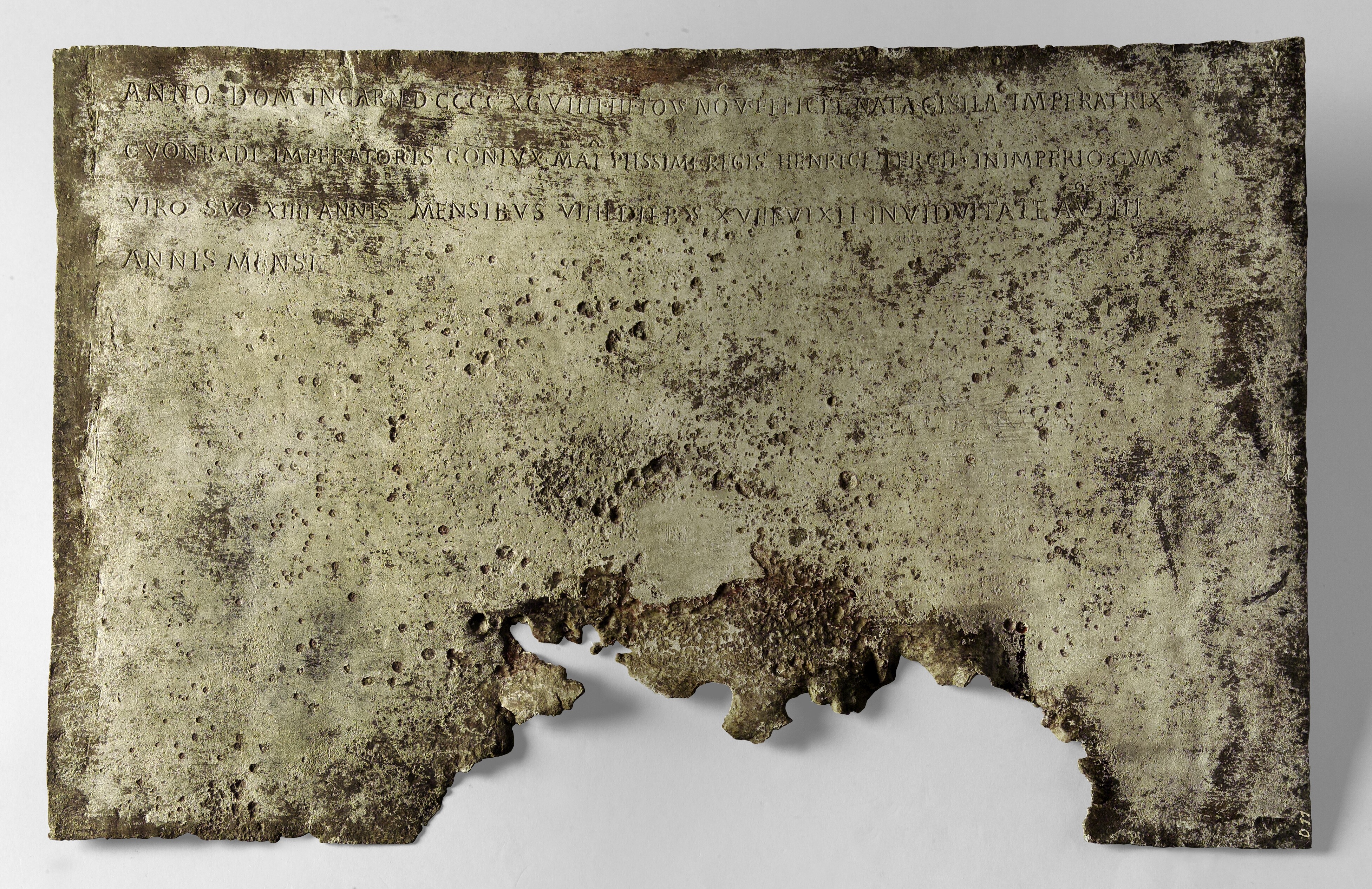 Inschrifttafel / Grabauthentik aus dem Grab der Kaiserin Gisela (Dom- und Diözesanmuseum im Historischen Museum der Pfalz Speyer CC BY-NC-ND)