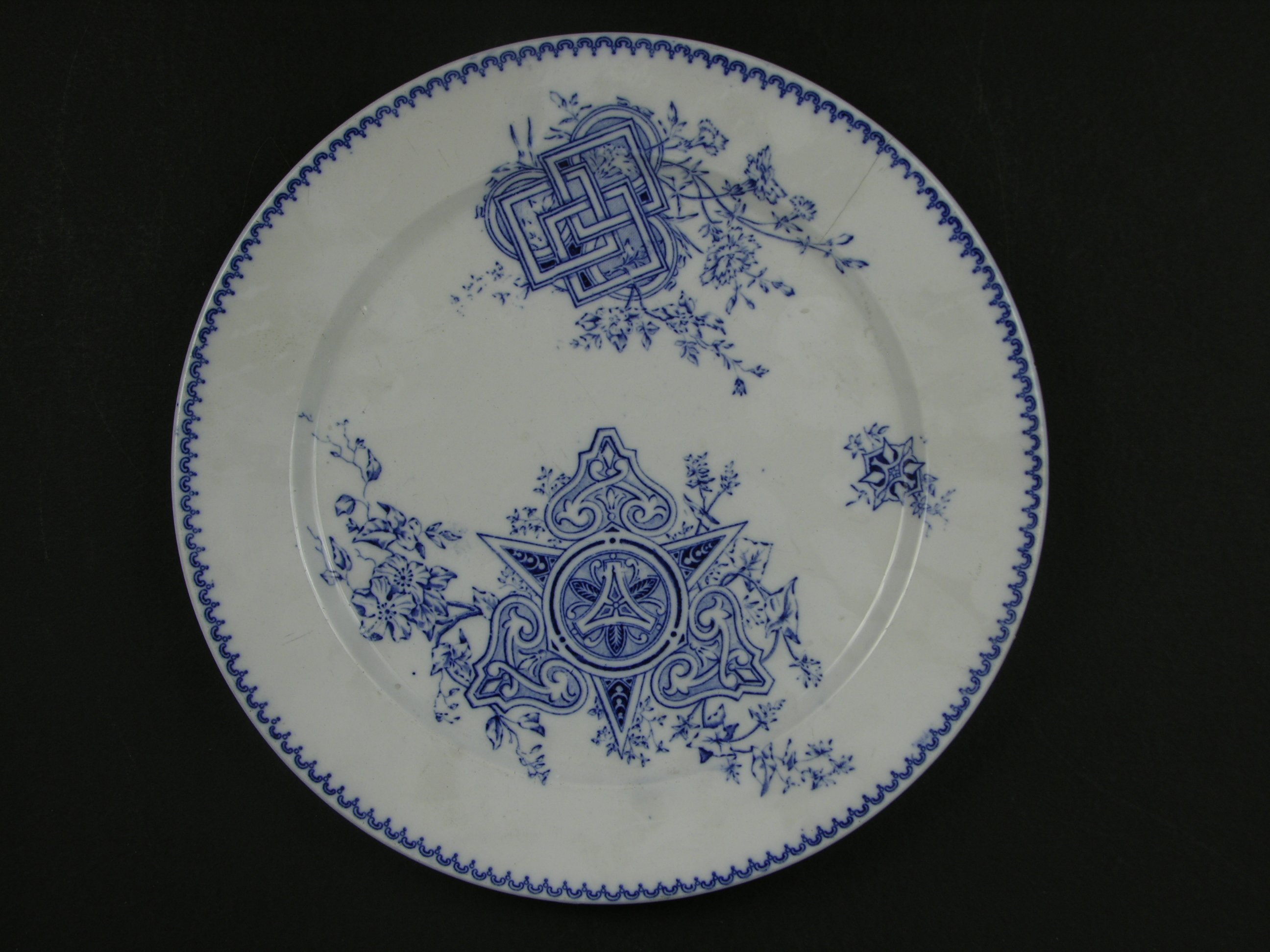 Teller mit asymmetrischem blauen Dekor (Historisches Museum der Pfalz, Speyer CC BY)