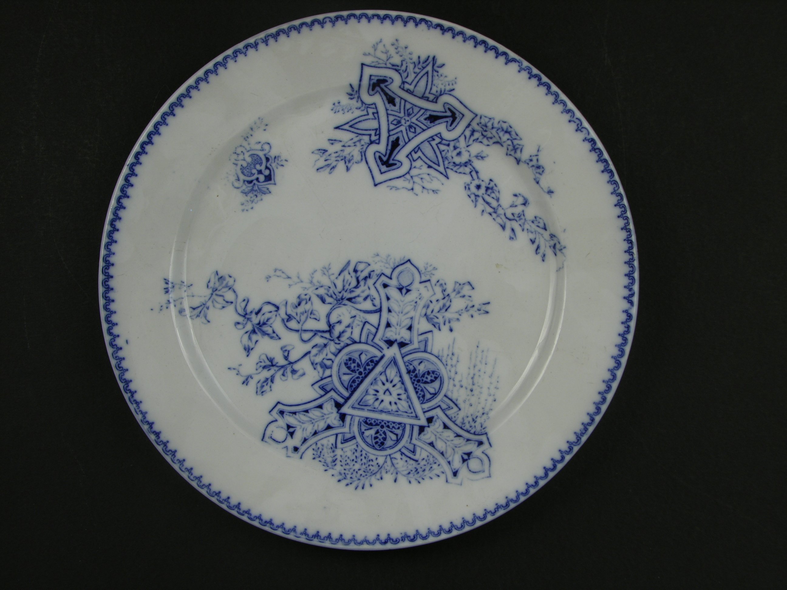 Teller mit asymmetrischem blauem Dekor (Historisches Museum der Pfalz, Speyer CC BY)