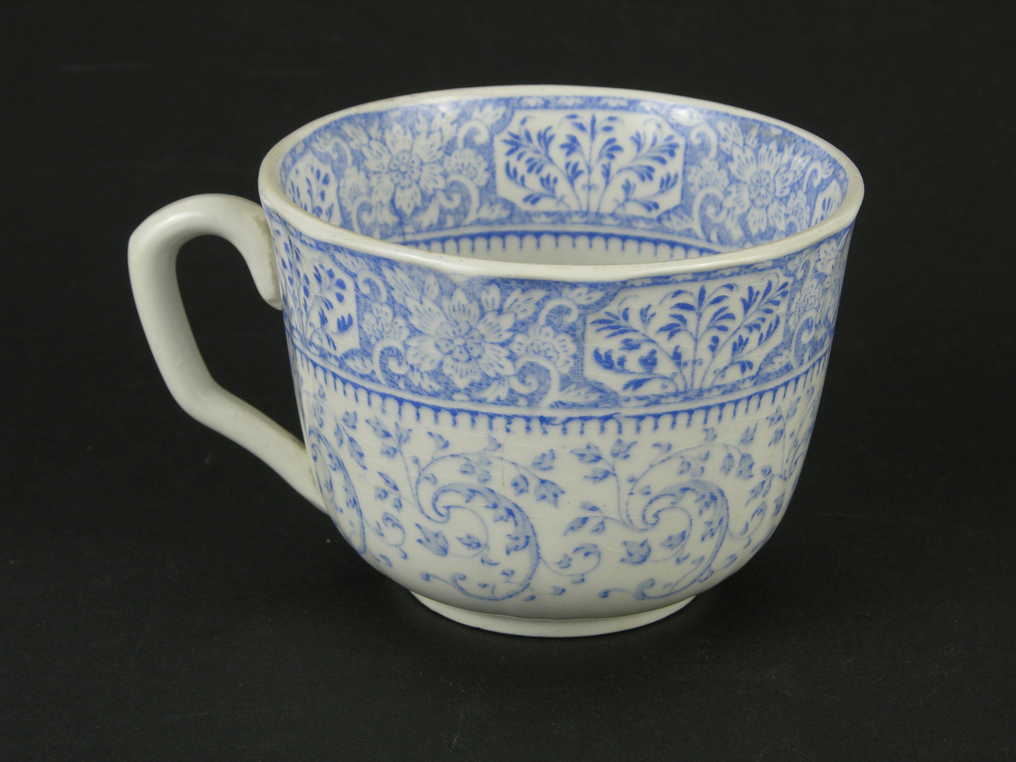 Tasse mit Blaudruckdekor (Historisches Museum der Pfalz, Speyer CC BY)