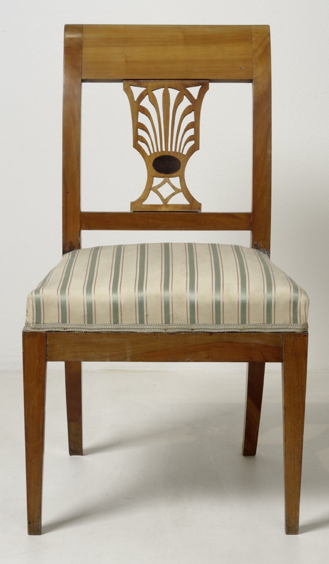 Zwei Biedermeier-Stühle mit durchbrochenem Palmettenmotiv der Rückenlehne (Historisches Museum der Pfalz, Speyer CC BY)